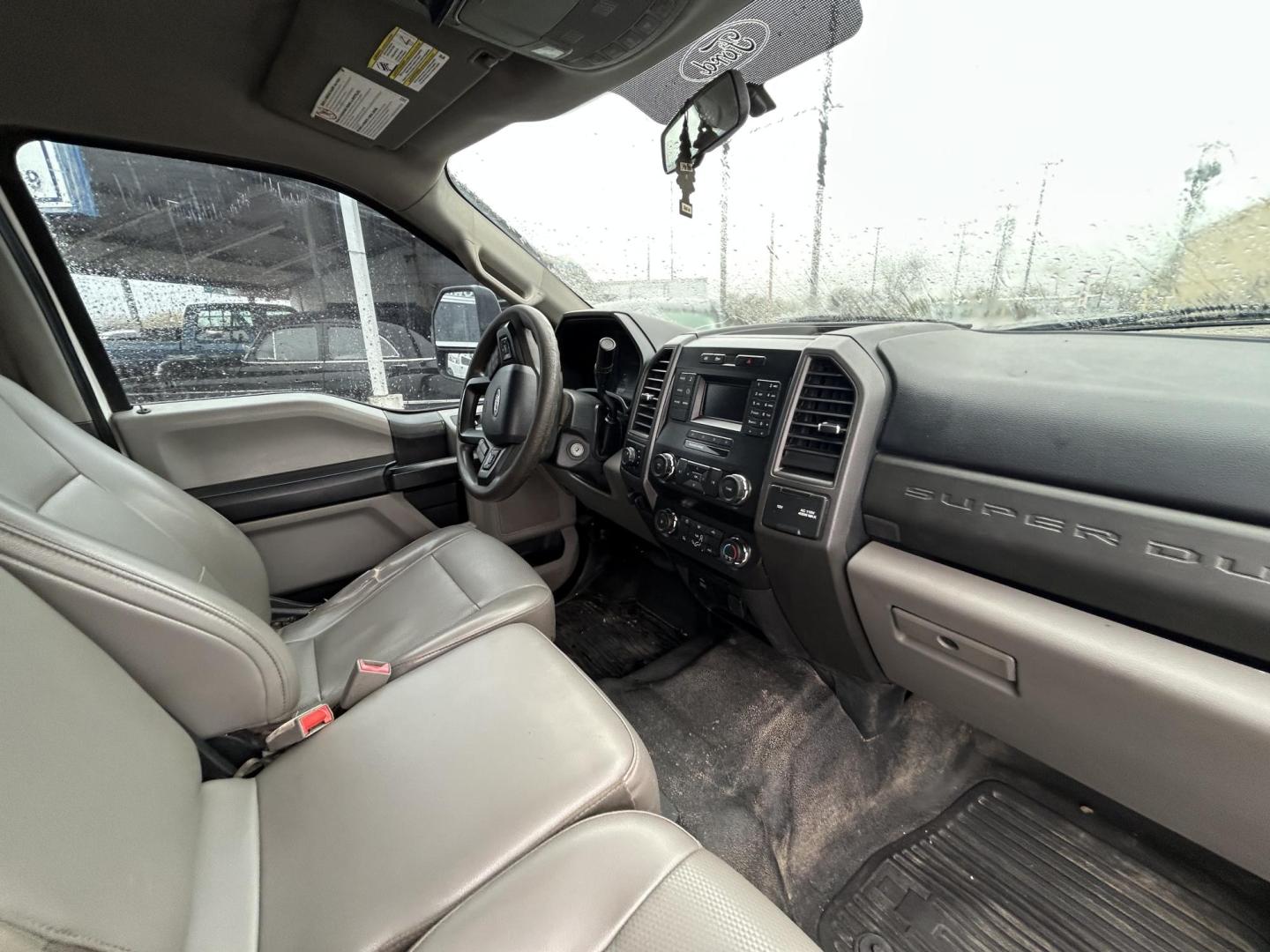 2019 White Ford F-350 SD XL Crew Cab 4WD (1FT8W3BT9KE) with an 6.7L V8 OHV 16V DIESEL engine, 6A transmission, located at 1687 Business 35 S, New Braunfels, TX, 78130, (830) 625-7159, 29.655487, -98.051491 - Photo#4