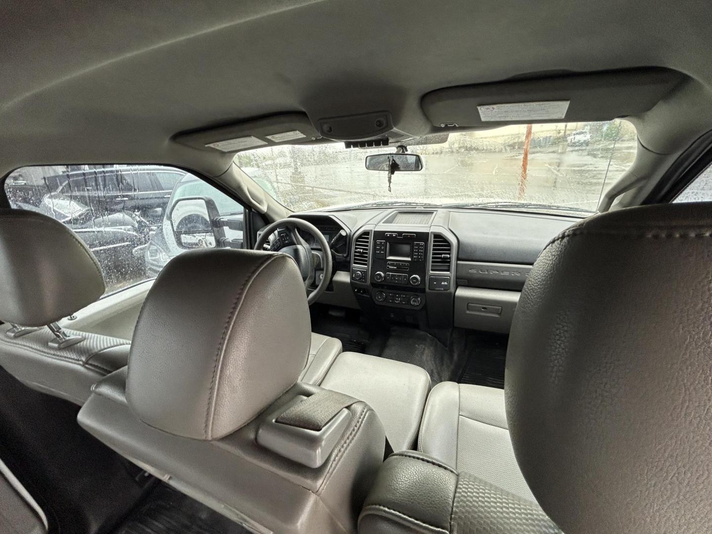 2019 White Ford F-350 SD XL Crew Cab 4WD (1FT8W3BT9KE) with an 6.7L V8 OHV 16V DIESEL engine, 6A transmission, located at 1687 Business 35 S, New Braunfels, TX, 78130, (830) 625-7159, 29.655487, -98.051491 - Photo#6