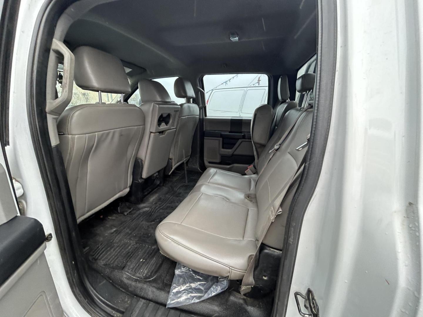 2019 White Ford F-350 SD XL Crew Cab 4WD (1FT8W3BT9KE) with an 6.7L V8 OHV 16V DIESEL engine, 6A transmission, located at 1687 Business 35 S, New Braunfels, TX, 78130, (830) 625-7159, 29.655487, -98.051491 - Photo#9