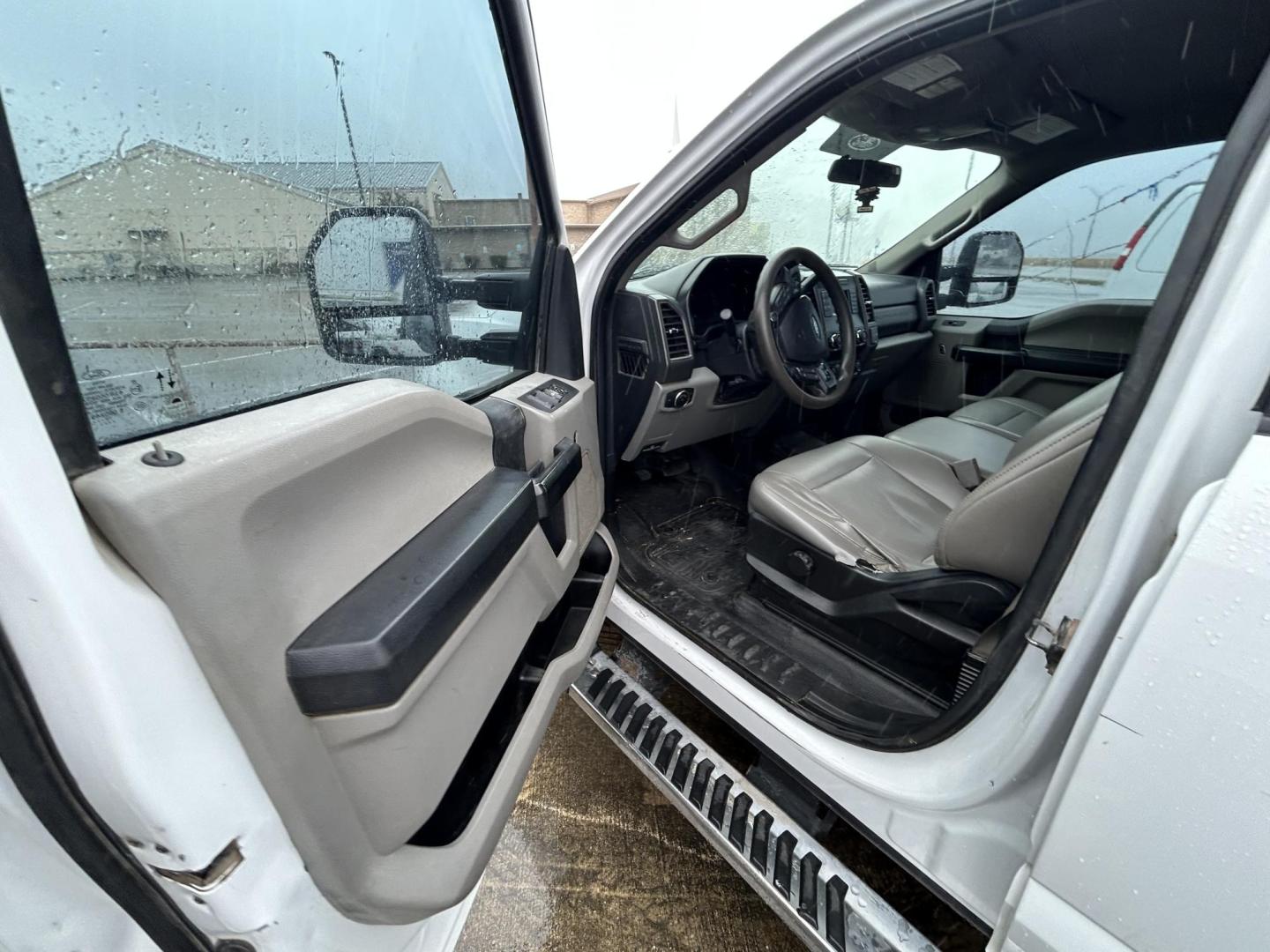 2019 White Ford F-350 SD XL Crew Cab 4WD (1FT8W3BT9KE) with an 6.7L V8 OHV 16V DIESEL engine, 6A transmission, located at 1687 Business 35 S, New Braunfels, TX, 78130, (830) 625-7159, 29.655487, -98.051491 - Photo#10