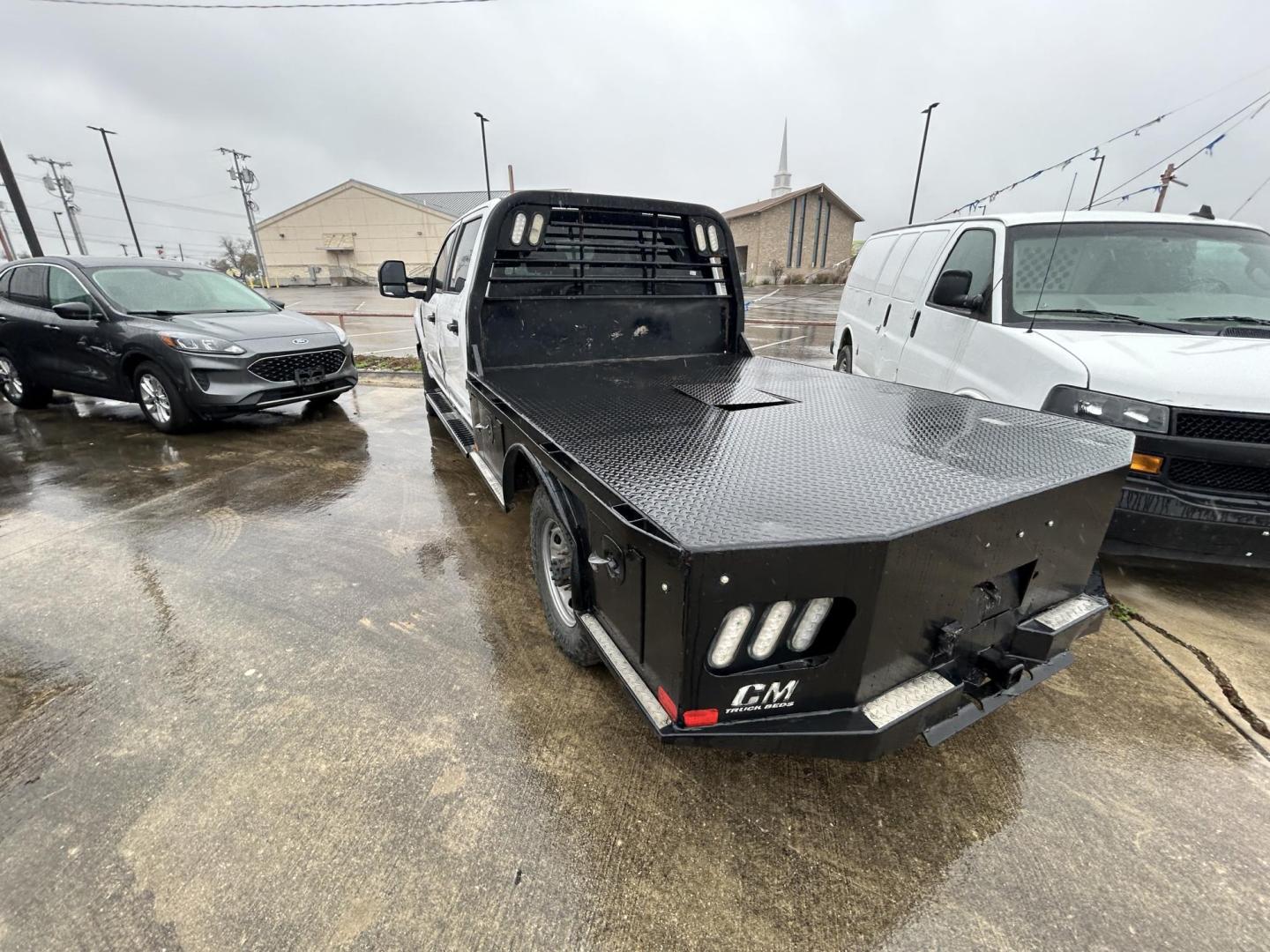 2019 White Ford F-350 SD XL Crew Cab 4WD (1FT8W3BT9KE) with an 6.7L V8 OHV 16V DIESEL engine, 6A transmission, located at 1687 Business 35 S, New Braunfels, TX, 78130, (830) 625-7159, 29.655487, -98.051491 - Photo#8