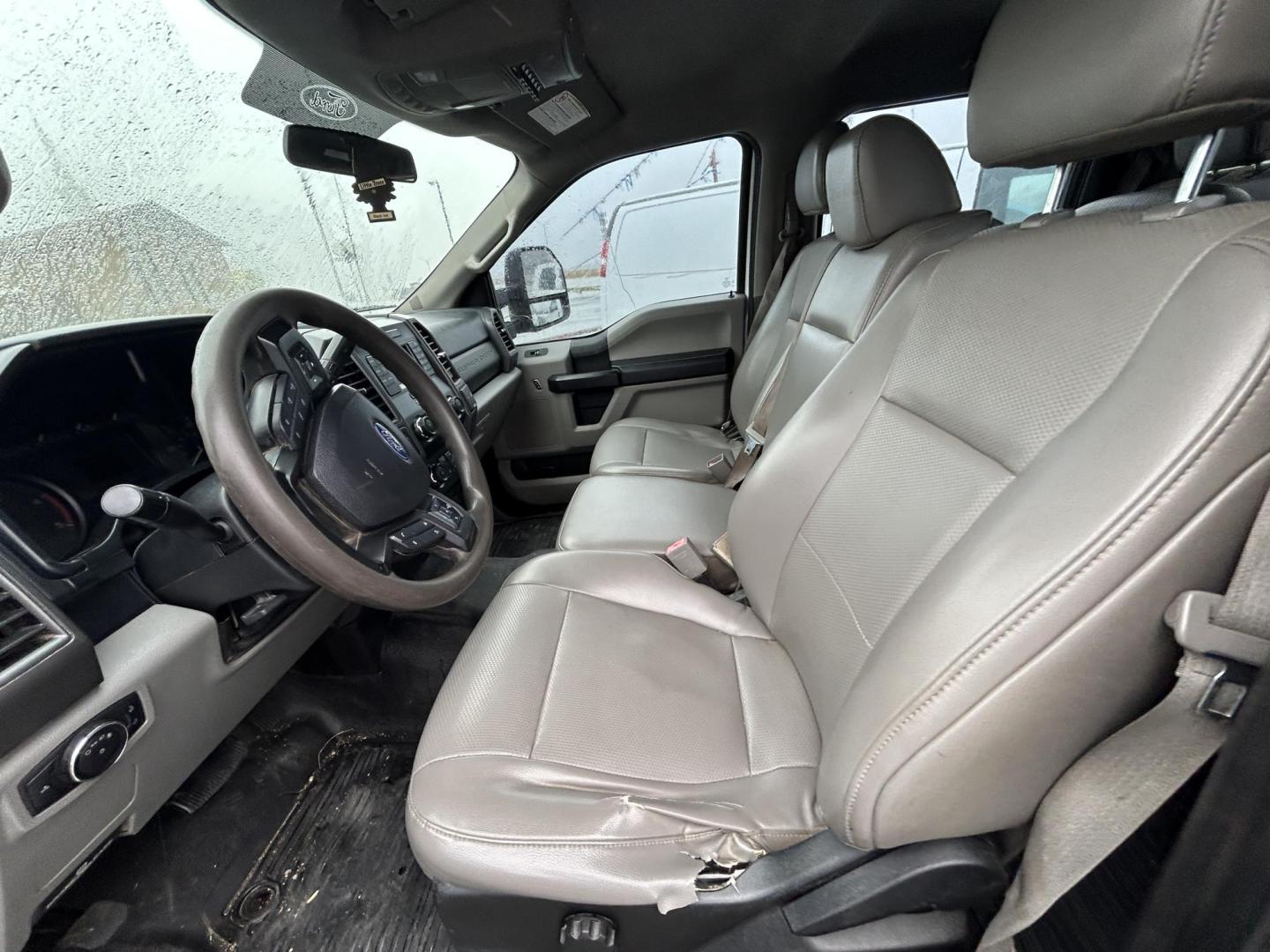 2019 White Ford F-350 SD XL Crew Cab 4WD (1FT8W3BT9KE) with an 6.7L V8 OHV 16V DIESEL engine, 6A transmission, located at 1687 Business 35 S, New Braunfels, TX, 78130, (830) 625-7159, 29.655487, -98.051491 - Photo#11