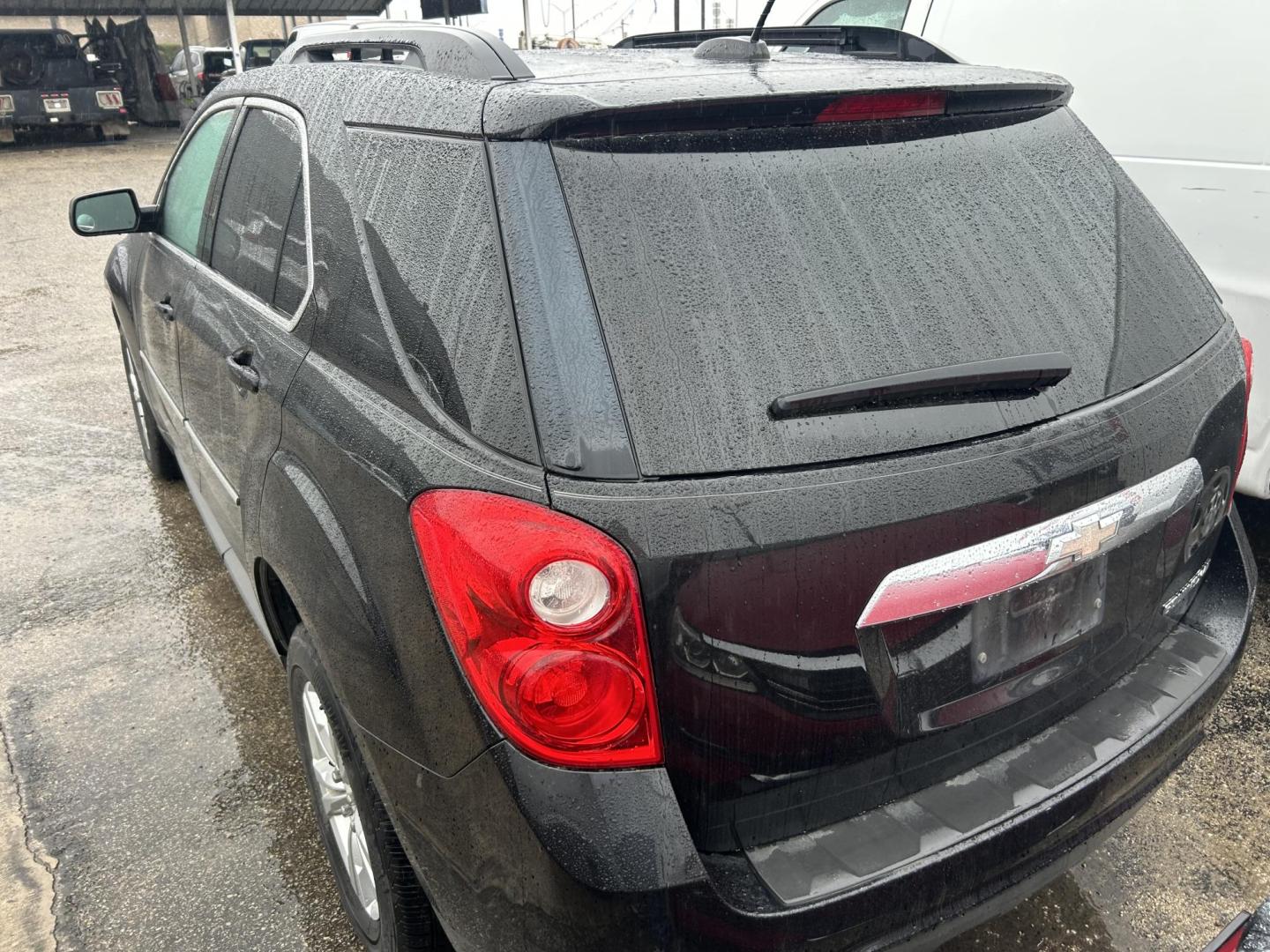 2015 Black Chevrolet Equinox 1LT 2WD (2GNALBEKXF6) with an 2.4L L4 DOHC 16V FFV engine, 6-Speed Automatic transmission, located at 1687 Business 35 S, New Braunfels, TX, 78130, (830) 625-7159, 29.655487, -98.051491 - Photo#5