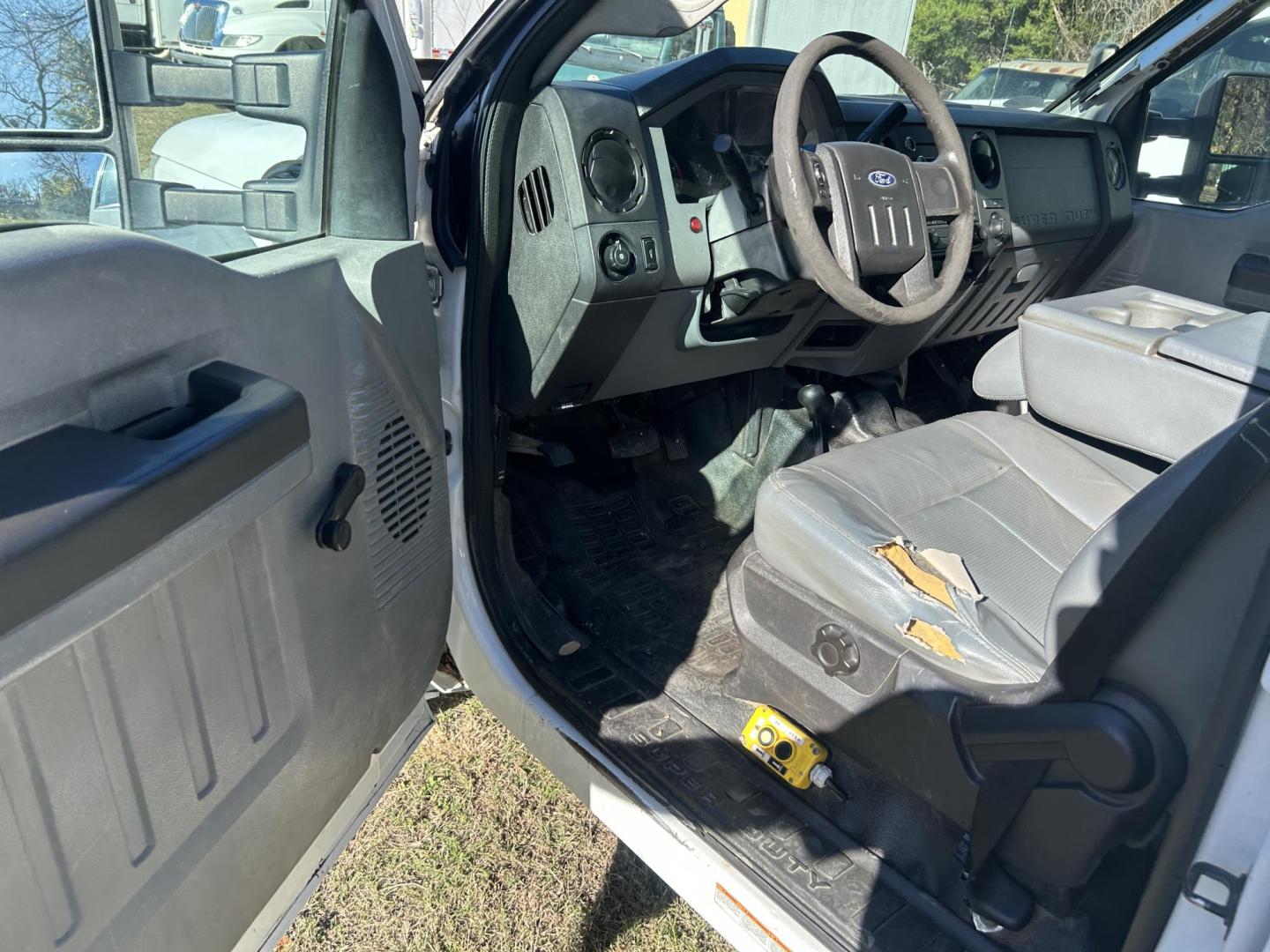 2012 White Ford F-550 Crew Cab DRW 4WD (1FD0W5HT4CE) with an 6.7L V8 OHV 16V DIESEL engine, located at 1687 Business 35 S, New Braunfels, TX, 78130, (830) 625-7159, 29.655487, -98.051491 - Photo#5