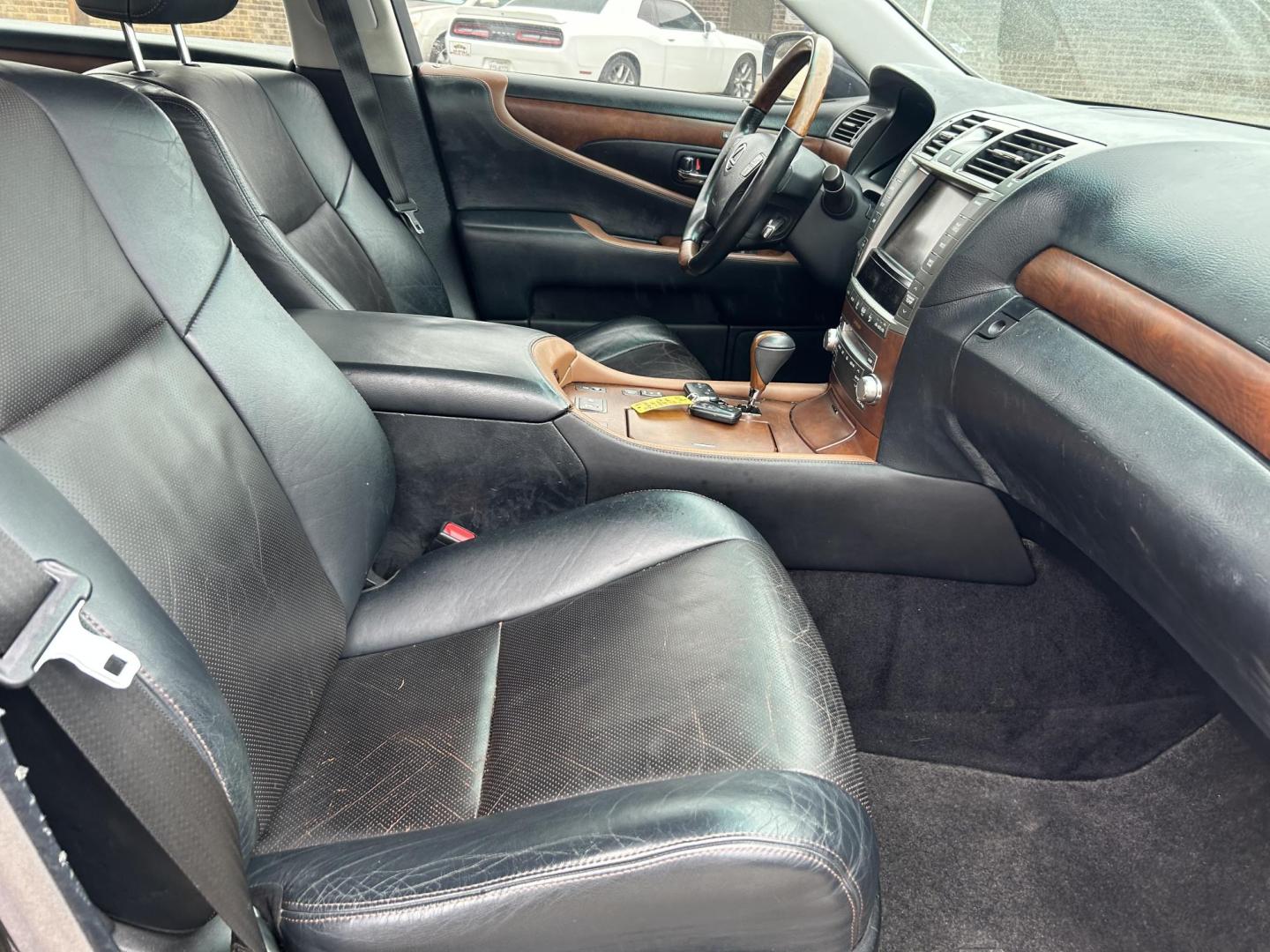 2011 Gray Lexus LS 460 Luxury Sedan (JTHBL5EF2B5) with an 4.6L V8 DOHC 32V engine, 8-Speed Automatic transmission, located at 1687 Business 35 S, New Braunfels, TX, 78130, (830) 625-7159, 29.655487, -98.051491 - Photo#2
