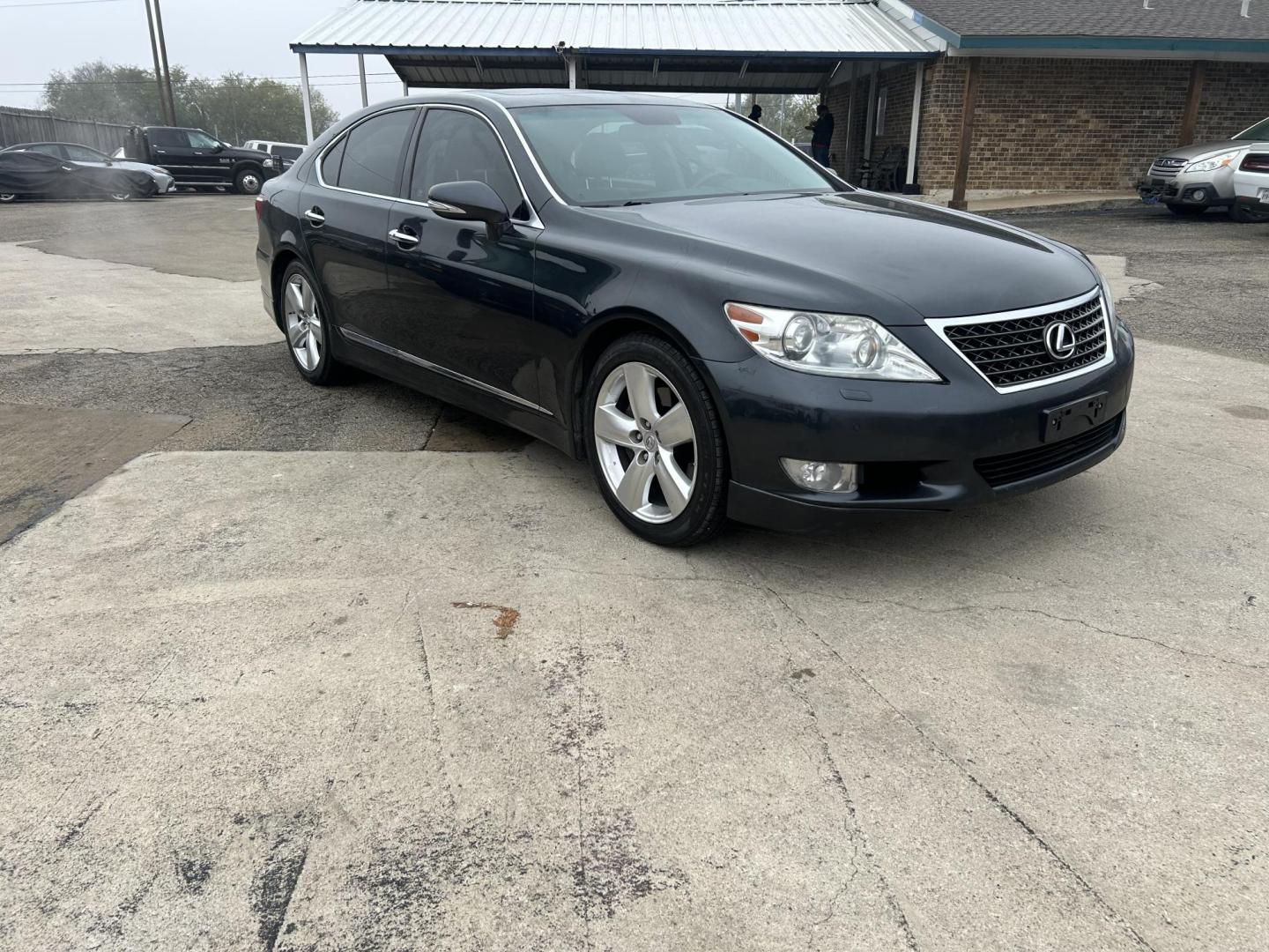 2011 Gray Lexus LS 460 Luxury Sedan (JTHBL5EF2B5) with an 4.6L V8 DOHC 32V engine, 8-Speed Automatic transmission, located at 1687 Business 35 S, New Braunfels, TX, 78130, (830) 625-7159, 29.655487, -98.051491 - Photo#1