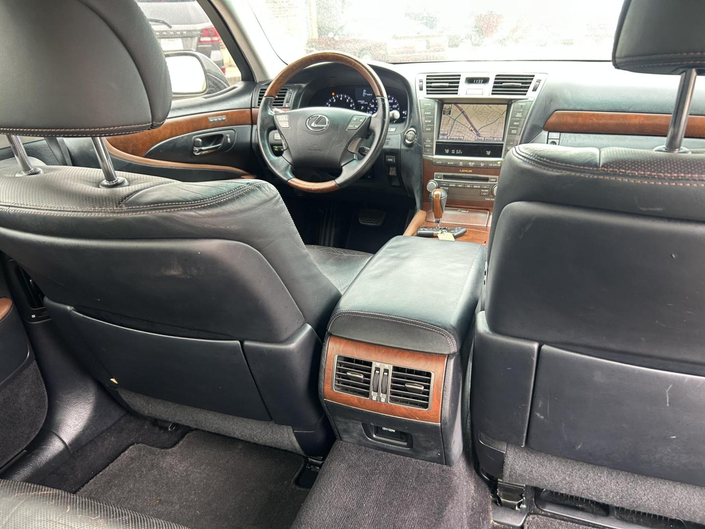 2011 Gray Lexus LS 460 Luxury Sedan (JTHBL5EF2B5) with an 4.6L V8 DOHC 32V engine, 8-Speed Automatic transmission, located at 1687 Business 35 S, New Braunfels, TX, 78130, (830) 625-7159, 29.655487, -98.051491 - Photo#5