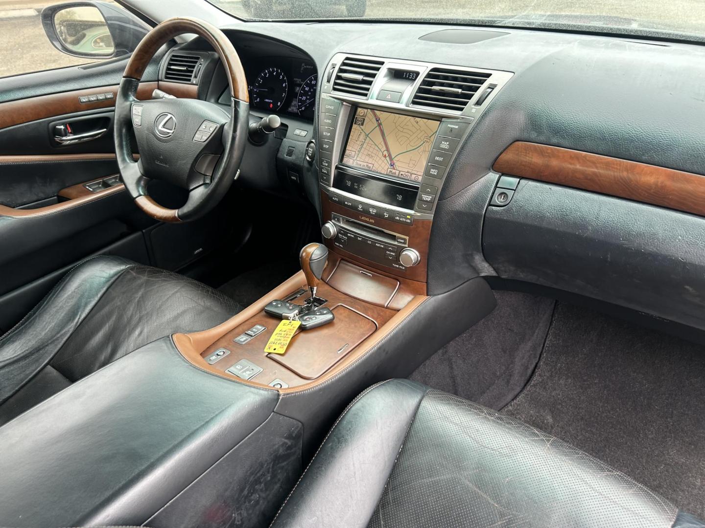 2011 Gray Lexus LS 460 Luxury Sedan (JTHBL5EF2B5) with an 4.6L V8 DOHC 32V engine, 8-Speed Automatic transmission, located at 1687 Business 35 S, New Braunfels, TX, 78130, (830) 625-7159, 29.655487, -98.051491 - Photo#3