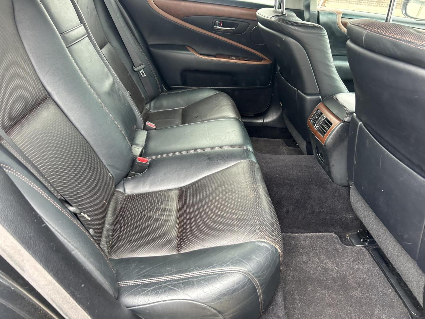 2011 Gray Lexus LS 460 Luxury Sedan (JTHBL5EF2B5) with an 4.6L V8 DOHC 32V engine, 8-Speed Automatic transmission, located at 1687 Business 35 S, New Braunfels, TX, 78130, (830) 625-7159, 29.655487, -98.051491 - Photo#4