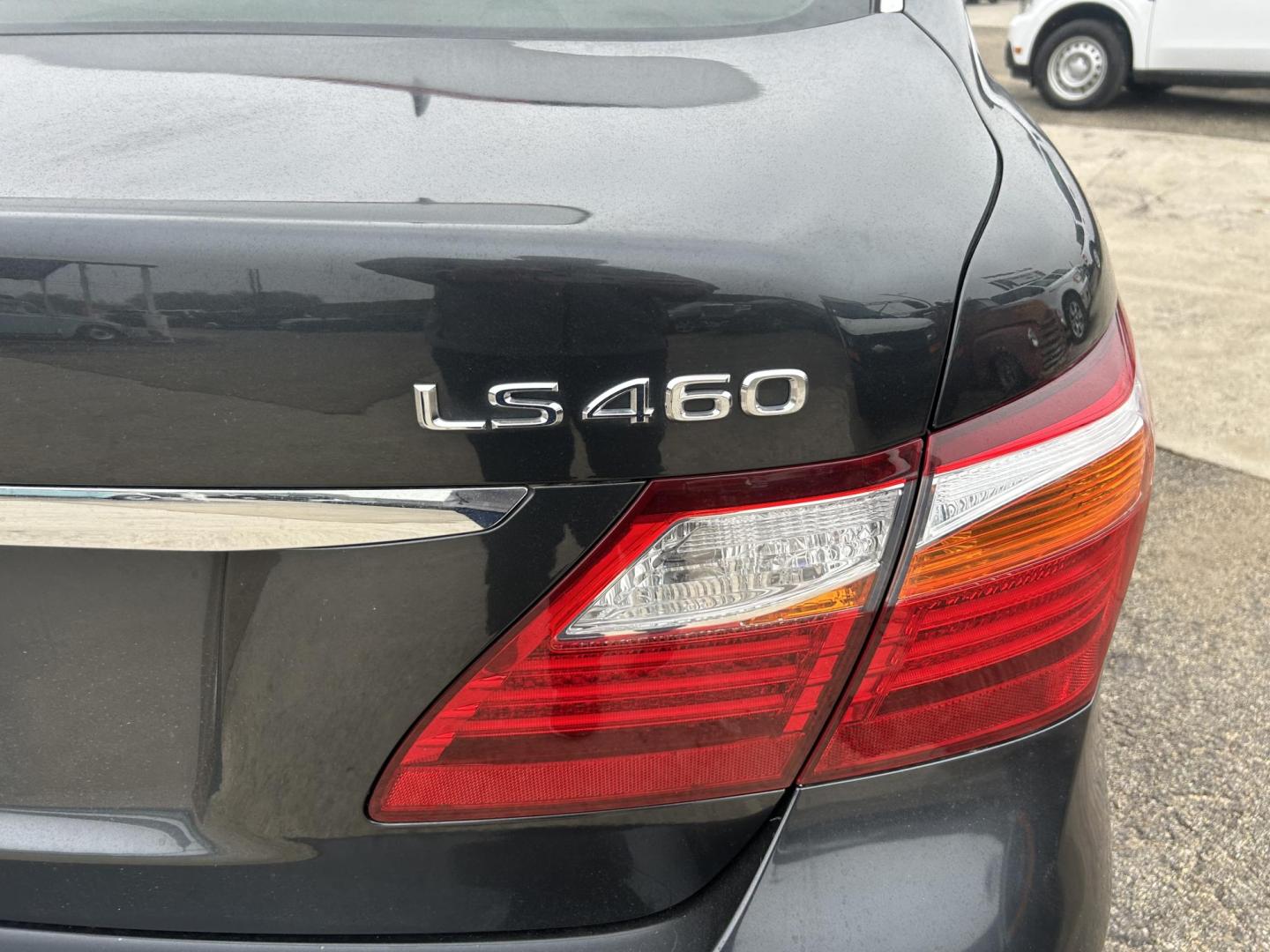 2011 Gray Lexus LS 460 Luxury Sedan (JTHBL5EF2B5) with an 4.6L V8 DOHC 32V engine, 8-Speed Automatic transmission, located at 1687 Business 35 S, New Braunfels, TX, 78130, (830) 625-7159, 29.655487, -98.051491 - Photo#7