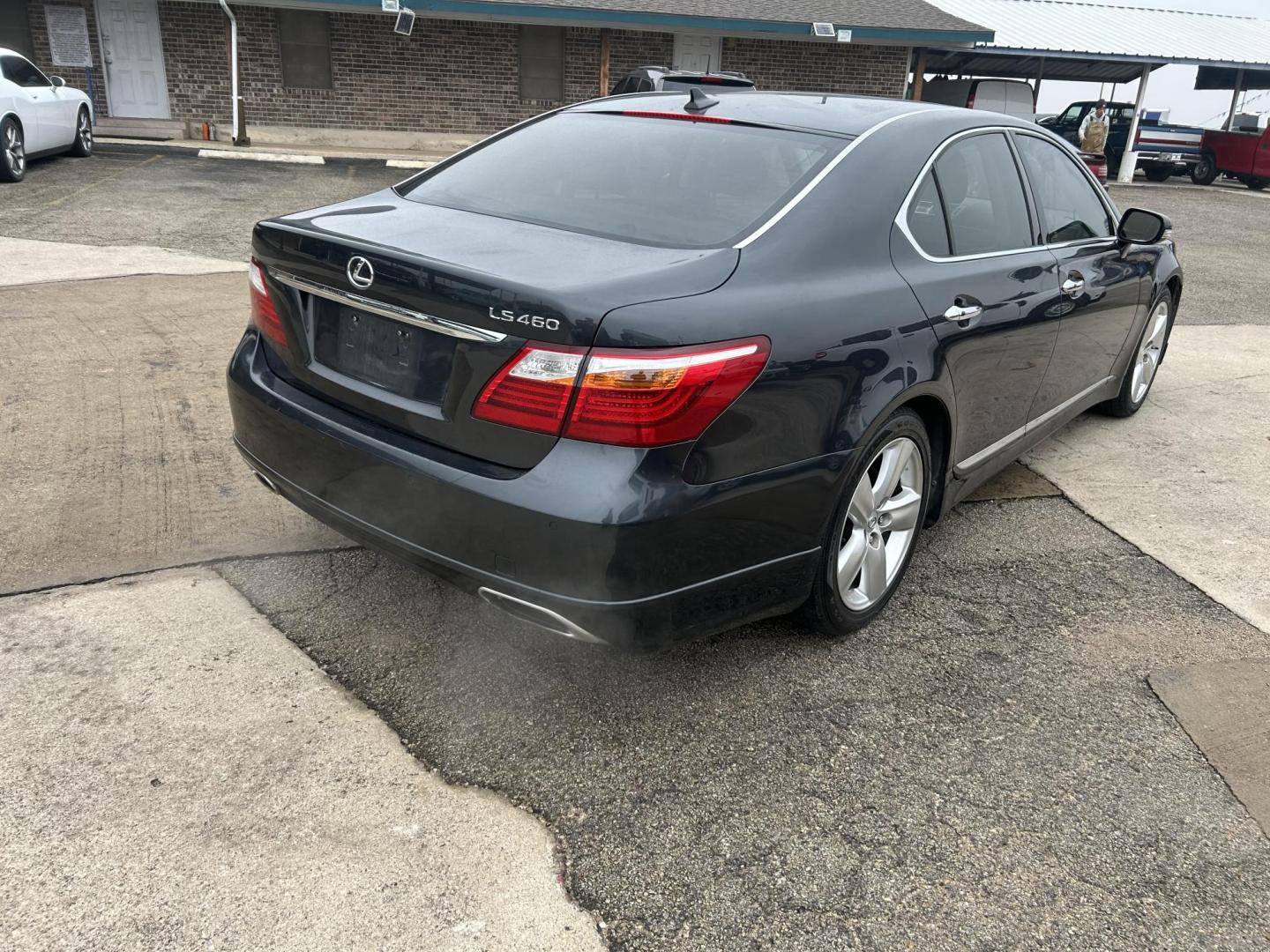 2011 Gray Lexus LS 460 Luxury Sedan (JTHBL5EF2B5) with an 4.6L V8 DOHC 32V engine, 8-Speed Automatic transmission, located at 1687 Business 35 S, New Braunfels, TX, 78130, (830) 625-7159, 29.655487, -98.051491 - Photo#6