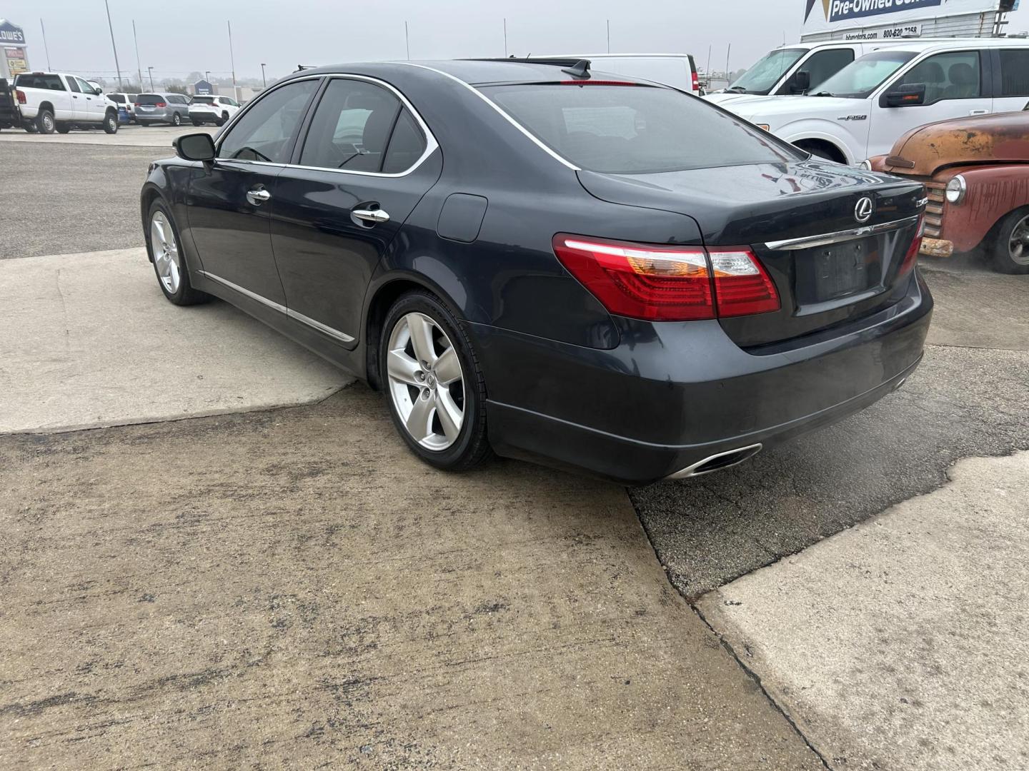 2011 Gray Lexus LS 460 Luxury Sedan (JTHBL5EF2B5) with an 4.6L V8 DOHC 32V engine, 8-Speed Automatic transmission, located at 1687 Business 35 S, New Braunfels, TX, 78130, (830) 625-7159, 29.655487, -98.051491 - Photo#8