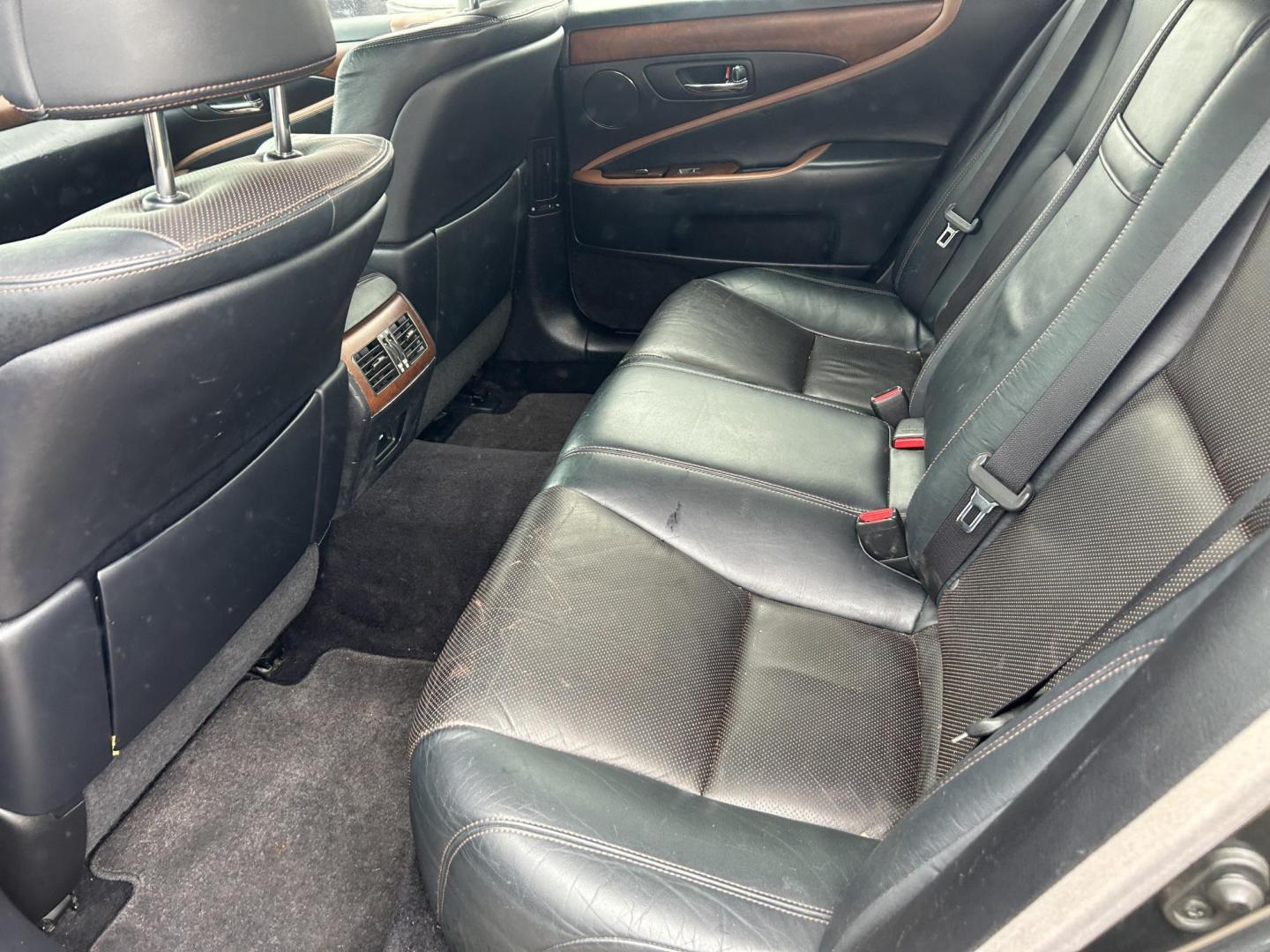 2011 Gray Lexus LS 460 Luxury Sedan (JTHBL5EF2B5) with an 4.6L V8 DOHC 32V engine, 8-Speed Automatic transmission, located at 1687 Business 35 S, New Braunfels, TX, 78130, (830) 625-7159, 29.655487, -98.051491 - Photo#9