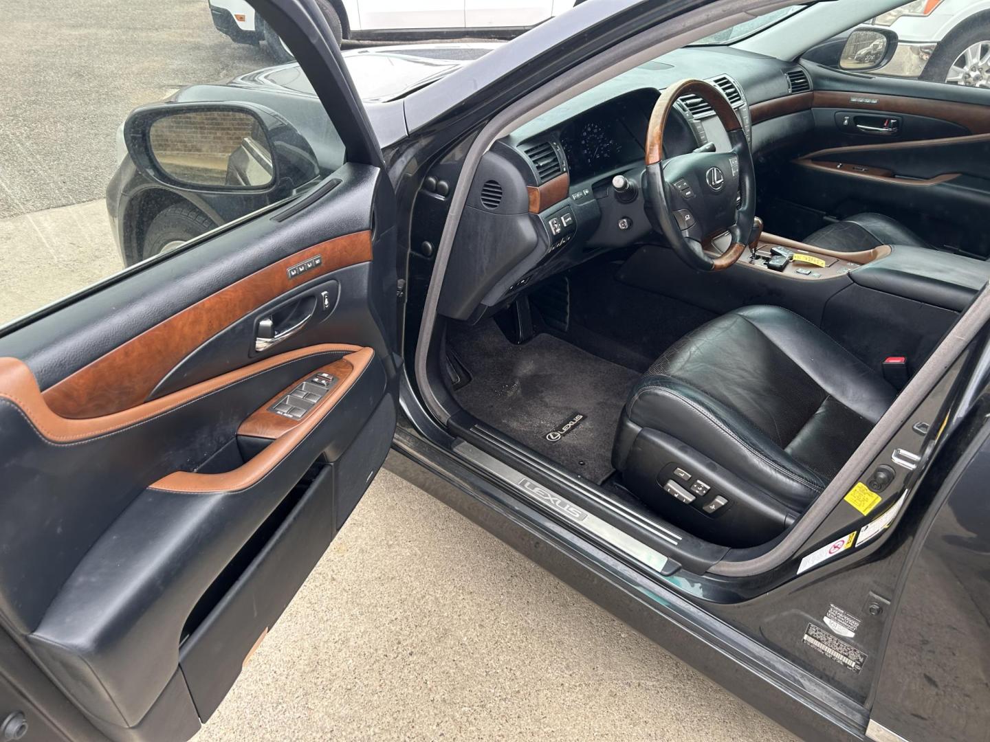 2011 Gray Lexus LS 460 Luxury Sedan (JTHBL5EF2B5) with an 4.6L V8 DOHC 32V engine, 8-Speed Automatic transmission, located at 1687 Business 35 S, New Braunfels, TX, 78130, (830) 625-7159, 29.655487, -98.051491 - Photo#10