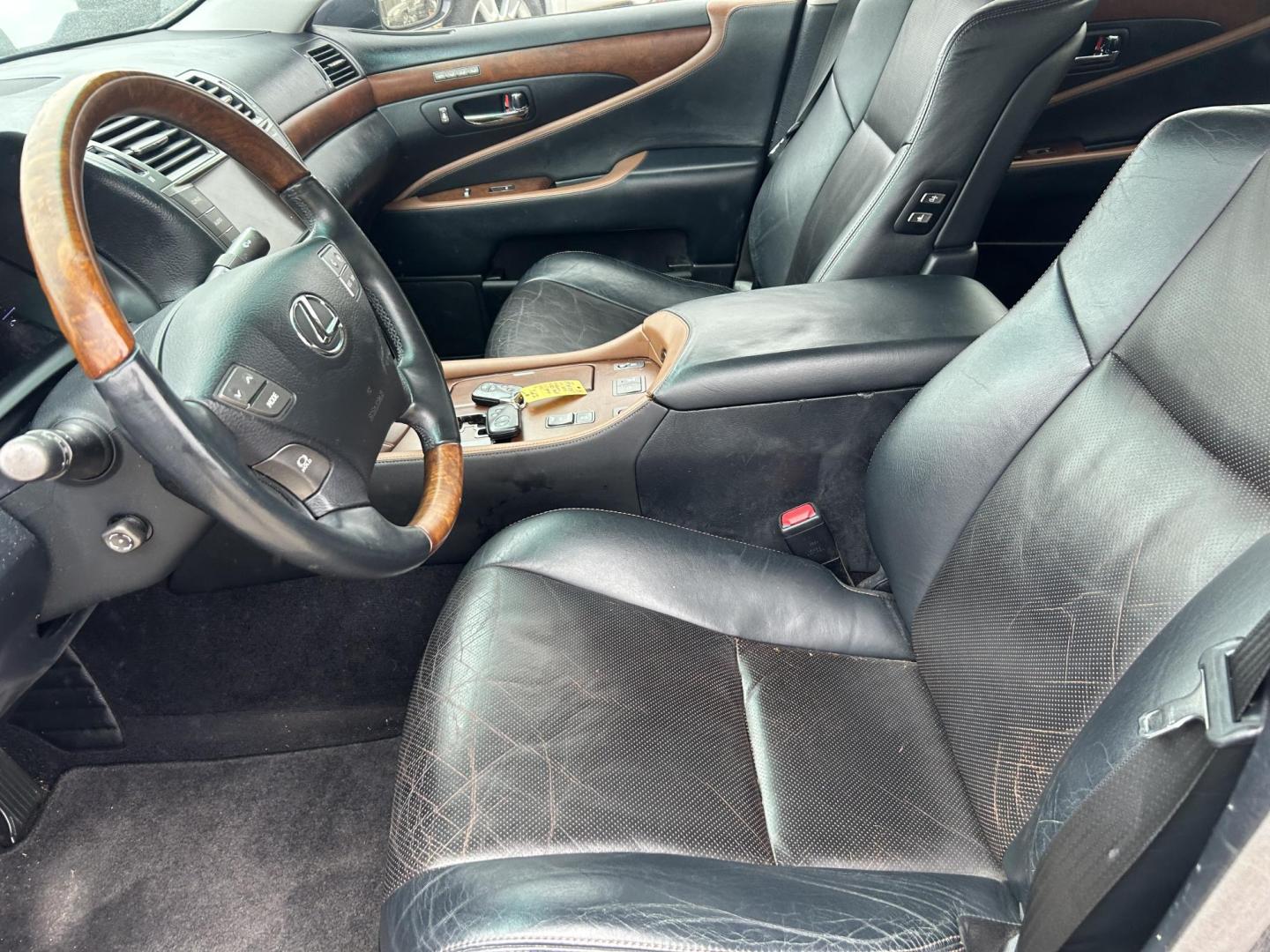 2011 Gray Lexus LS 460 Luxury Sedan (JTHBL5EF2B5) with an 4.6L V8 DOHC 32V engine, 8-Speed Automatic transmission, located at 1687 Business 35 S, New Braunfels, TX, 78130, (830) 625-7159, 29.655487, -98.051491 - Photo#11