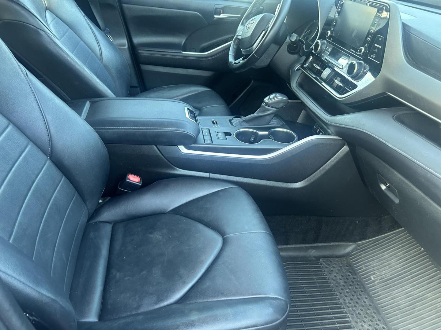2020 Gray Toyota Highlander XLE FWD V6 (5TDGZRAH2LS) with an 3.5L V6 DOHC 24V engine, 6A transmission, located at 1687 Business 35 S, New Braunfels, TX, 78130, (830) 625-7159, 29.655487, -98.051491 - Photo#2