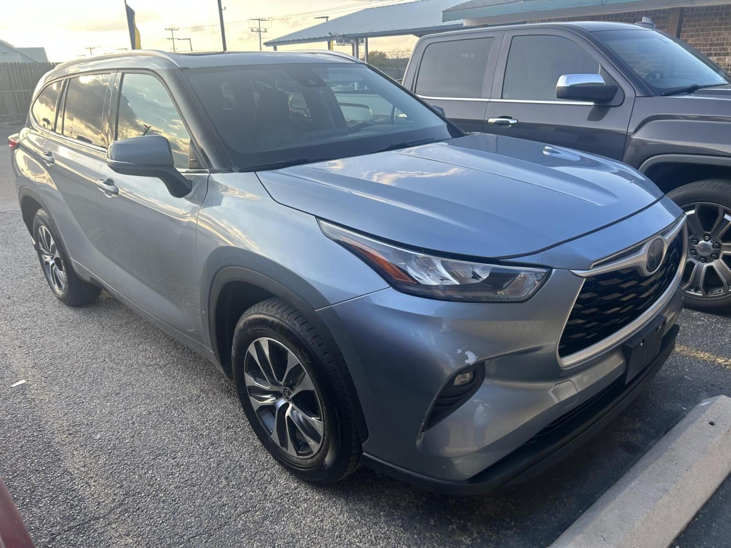 2020 Gray Toyota Highlander XLE FWD V6 (5TDGZRAH2LS) with an 3.5L V6 DOHC 24V engine, 6A transmission, located at 1687 Business 35 S, New Braunfels, TX, 78130, (830) 625-7159, 29.655487, -98.051491 - Photo#1