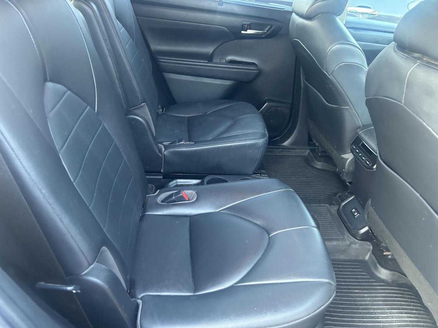 2020 Gray Toyota Highlander XLE FWD V6 (5TDGZRAH2LS) with an 3.5L V6 DOHC 24V engine, 6A transmission, located at 1687 Business 35 S, New Braunfels, TX, 78130, (830) 625-7159, 29.655487, -98.051491 - Photo#4