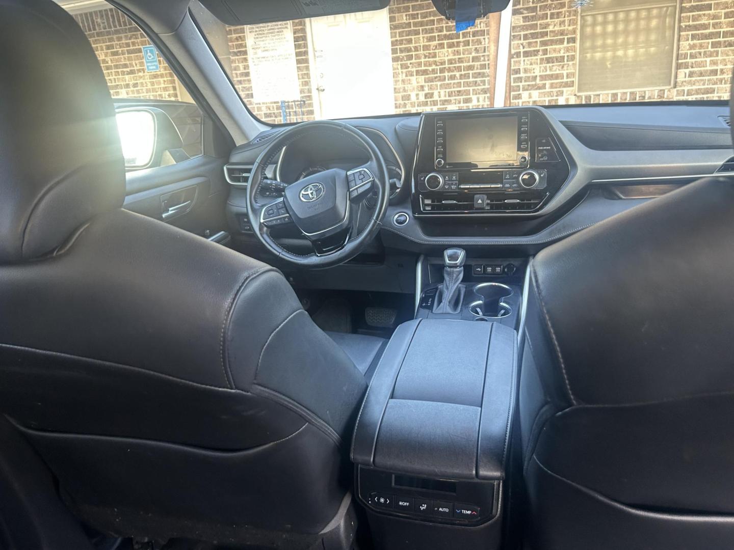 2020 Gray Toyota Highlander XLE FWD V6 (5TDGZRAH2LS) with an 3.5L V6 DOHC 24V engine, 6A transmission, located at 1687 Business 35 S, New Braunfels, TX, 78130, (830) 625-7159, 29.655487, -98.051491 - Photo#5