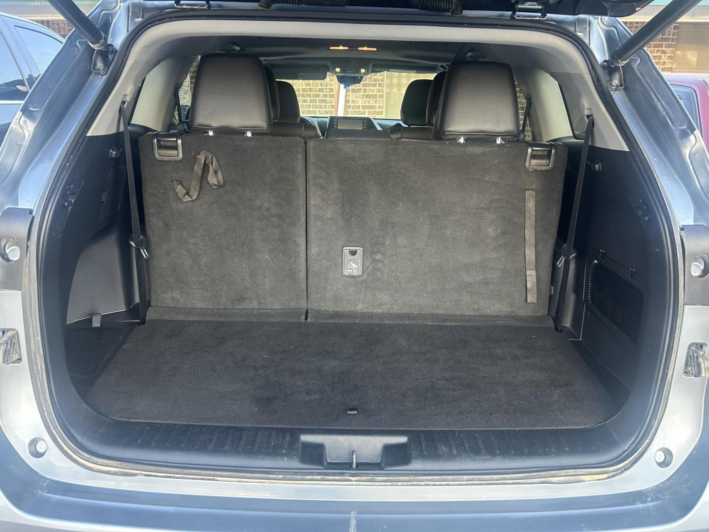 2020 Gray Toyota Highlander XLE FWD V6 (5TDGZRAH2LS) with an 3.5L V6 DOHC 24V engine, 6A transmission, located at 1687 Business 35 S, New Braunfels, TX, 78130, (830) 625-7159, 29.655487, -98.051491 - Photo#6