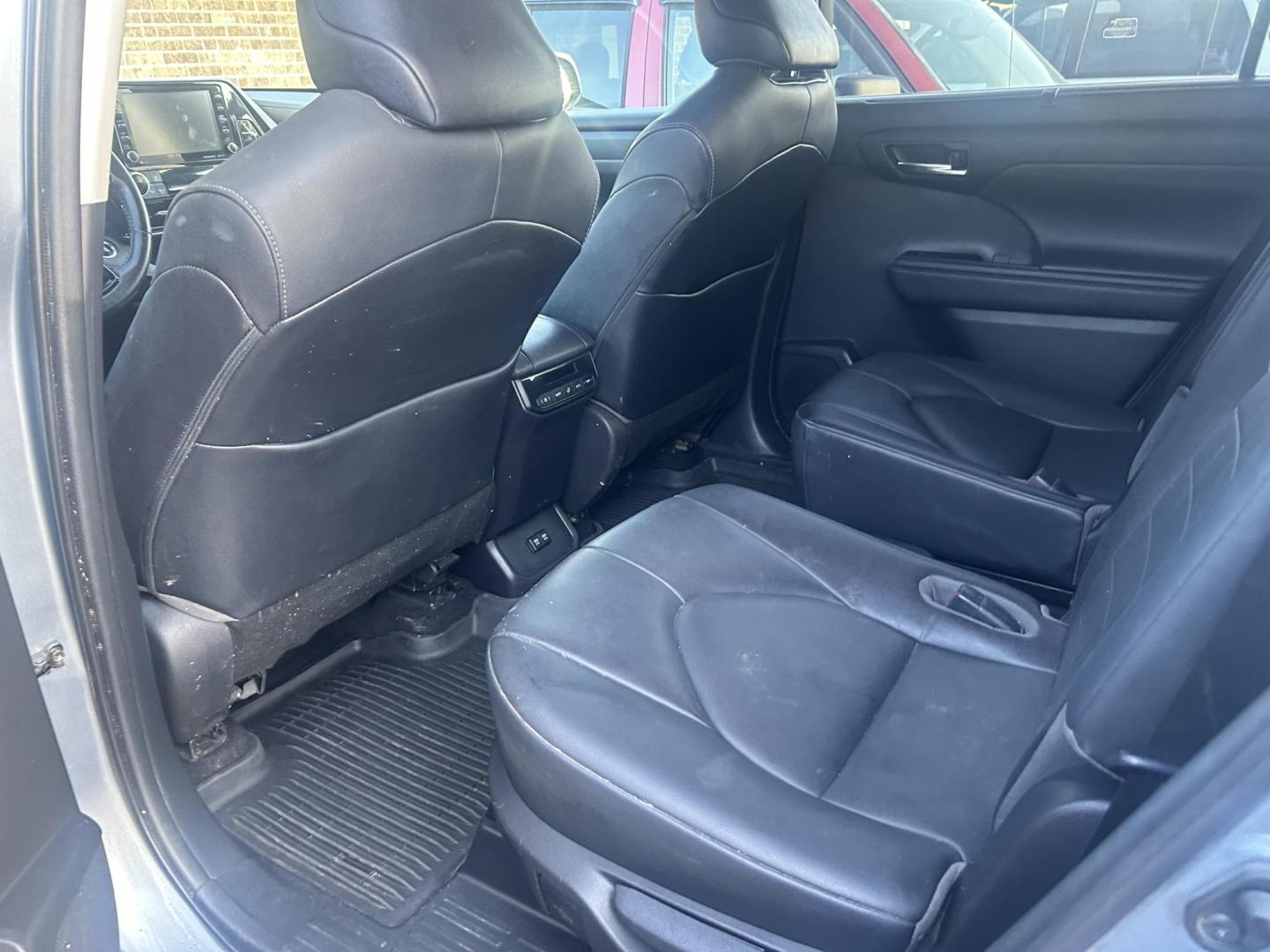 2020 Gray Toyota Highlander XLE FWD V6 (5TDGZRAH2LS) with an 3.5L V6 DOHC 24V engine, 6A transmission, located at 1687 Business 35 S, New Braunfels, TX, 78130, (830) 625-7159, 29.655487, -98.051491 - Photo#8