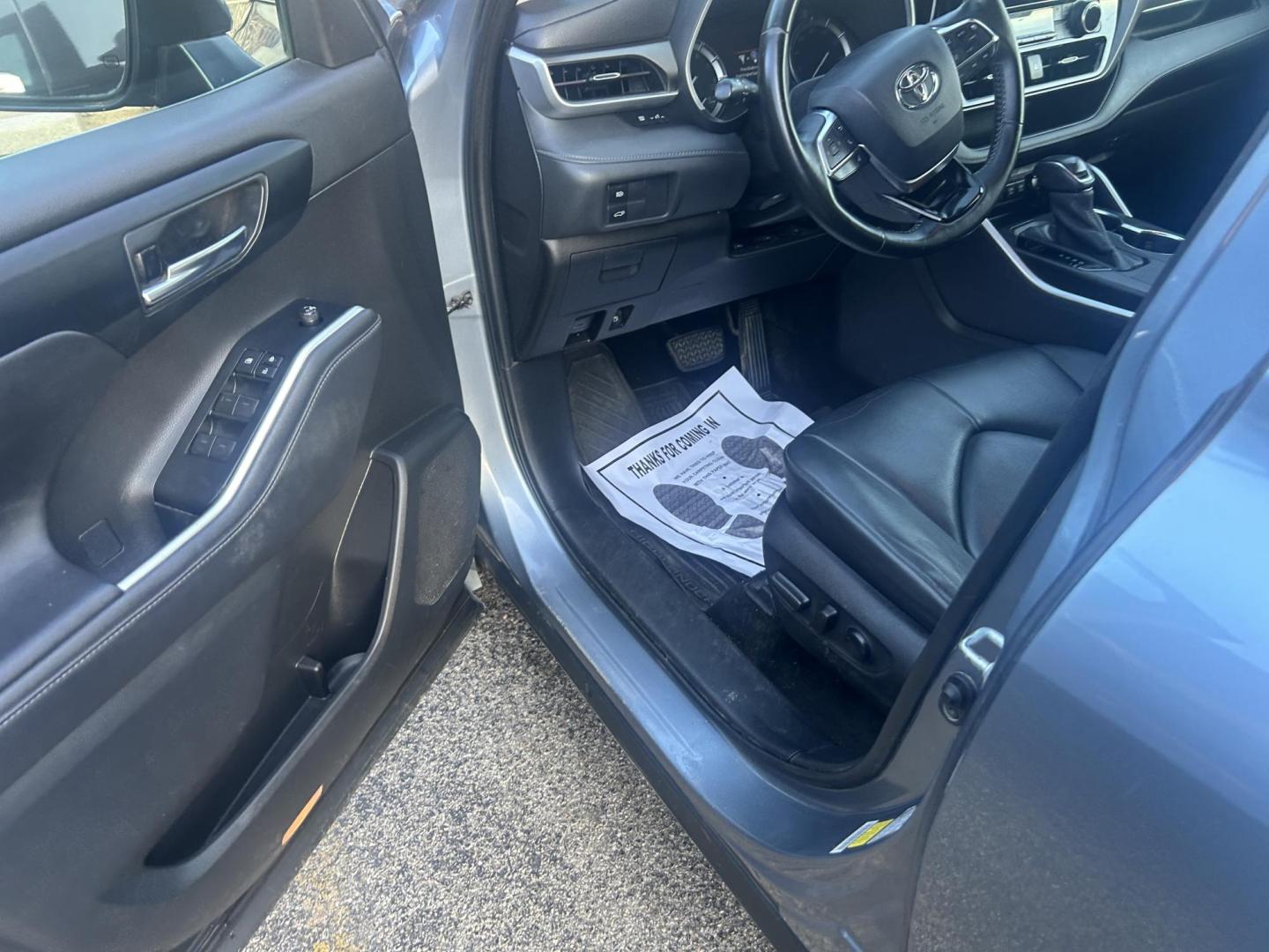 2020 Gray Toyota Highlander XLE FWD V6 (5TDGZRAH2LS) with an 3.5L V6 DOHC 24V engine, 6A transmission, located at 1687 Business 35 S, New Braunfels, TX, 78130, (830) 625-7159, 29.655487, -98.051491 - Photo#9