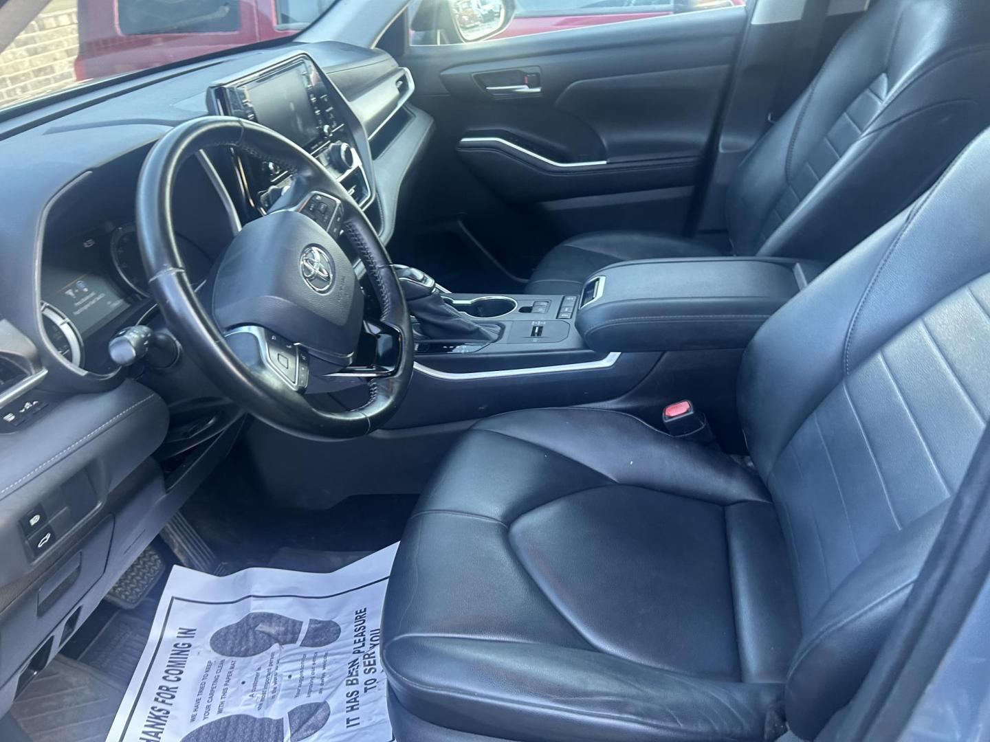 2020 Gray Toyota Highlander XLE FWD V6 (5TDGZRAH2LS) with an 3.5L V6 DOHC 24V engine, 6A transmission, located at 1687 Business 35 S, New Braunfels, TX, 78130, (830) 625-7159, 29.655487, -98.051491 - Photo#10