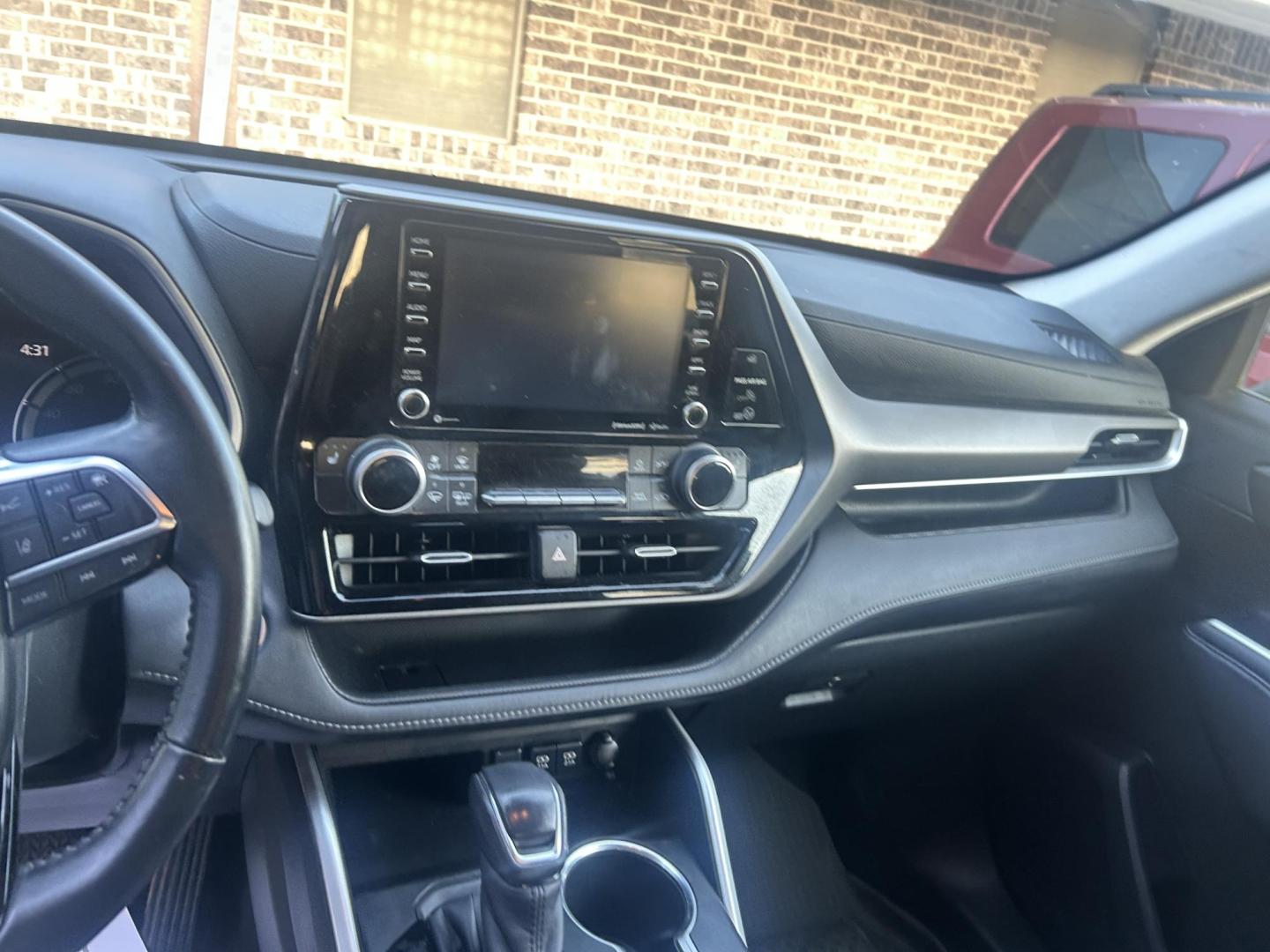 2020 Gray Toyota Highlander XLE FWD V6 (5TDGZRAH2LS) with an 3.5L V6 DOHC 24V engine, 6A transmission, located at 1687 Business 35 S, New Braunfels, TX, 78130, (830) 625-7159, 29.655487, -98.051491 - Photo#12