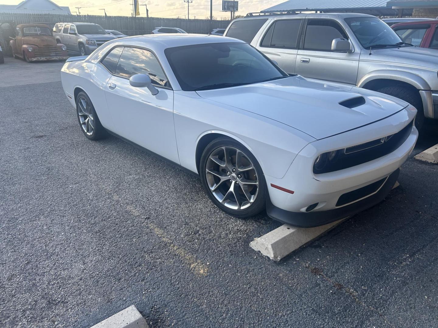 2022 White Dodge Challenger GT (2C3CDZJG7NH) with an 3.6L V6 DOHC 24V engine, 8A transmission, located at 1687 Business 35 S, New Braunfels, TX, 78130, (830) 625-7159, 29.655487, -98.051491 - Photo#1
