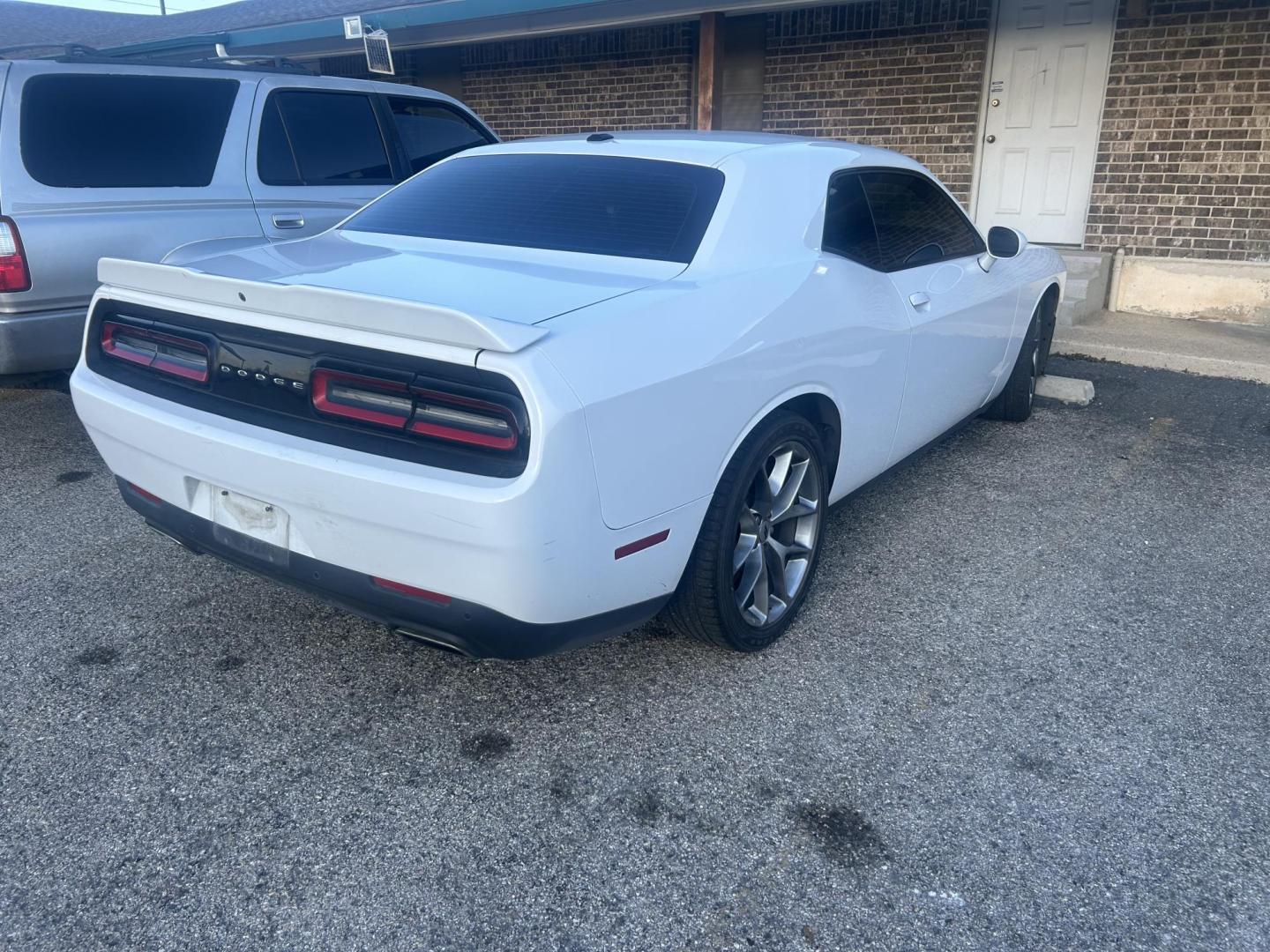 2022 White Dodge Challenger GT (2C3CDZJG7NH) with an 3.6L V6 DOHC 24V engine, 8A transmission, located at 1687 Business 35 S, New Braunfels, TX, 78130, (830) 625-7159, 29.655487, -98.051491 - Photo#4