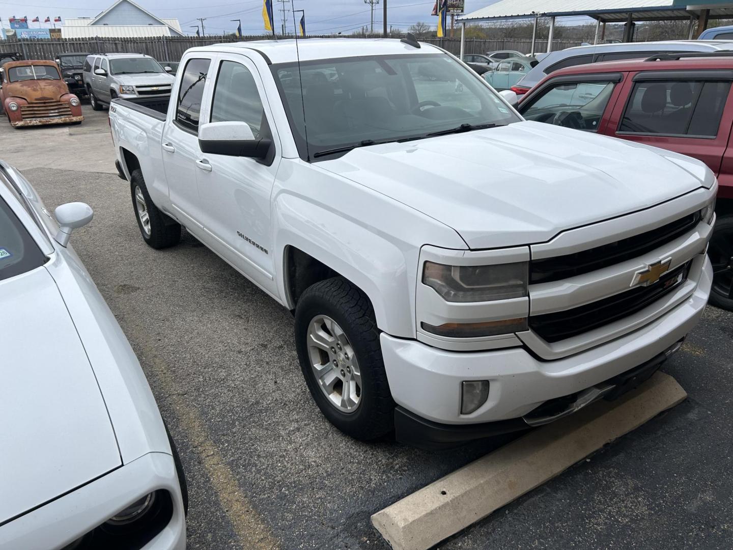 2016 White Chevrolet Silverado 1500 LT Double Cab 4WD (1GCVKREC4GZ) with an 5.3L V8 OHV 16V engine, 6A transmission, located at 1687 Business 35 S, New Braunfels, TX, 78130, (830) 625-7159, 29.655487, -98.051491 - Photo#3