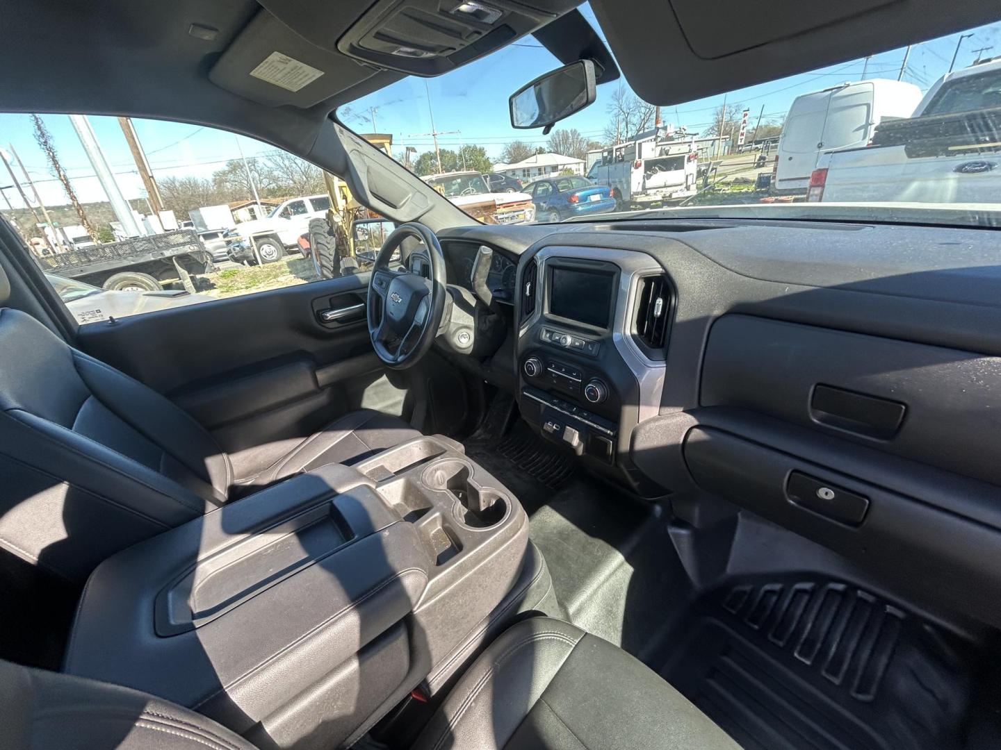 2021 White Chevrolet Silverado 1500 Work Truck 2WD (3GCNWAEH2MG) with an 4.3L V6 engine, 6A transmission, located at 1687 Business 35 S, New Braunfels, TX, 78130, (830) 625-7159, 29.655487, -98.051491 - Photo#3