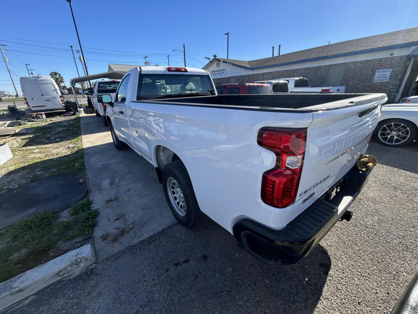 2021 White Chevrolet Silverado 1500 Work Truck 2WD (3GCNWAEH2MG) with an 4.3L V6 engine, 6A transmission, located at 1687 Business 35 S, New Braunfels, TX, 78130, (830) 625-7159, 29.655487, -98.051491 - Photo#5