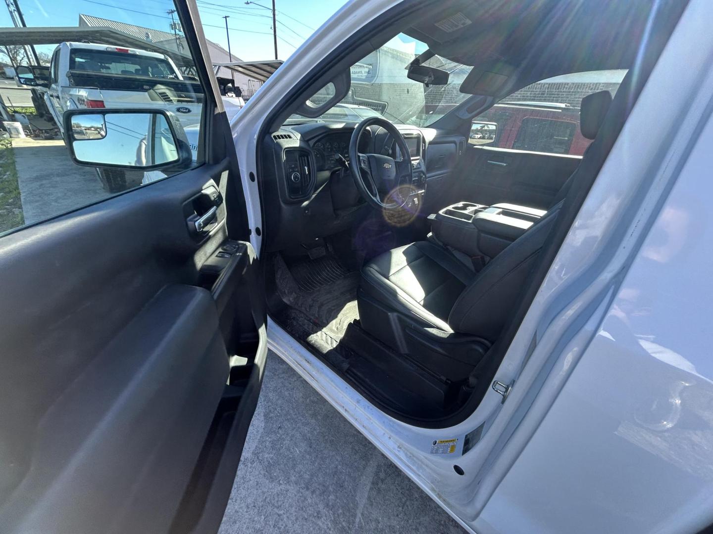 2021 White Chevrolet Silverado 1500 Work Truck 2WD (3GCNWAEH2MG) with an 4.3L V6 engine, 6A transmission, located at 1687 Business 35 S, New Braunfels, TX, 78130, (830) 625-7159, 29.655487, -98.051491 - Photo#6