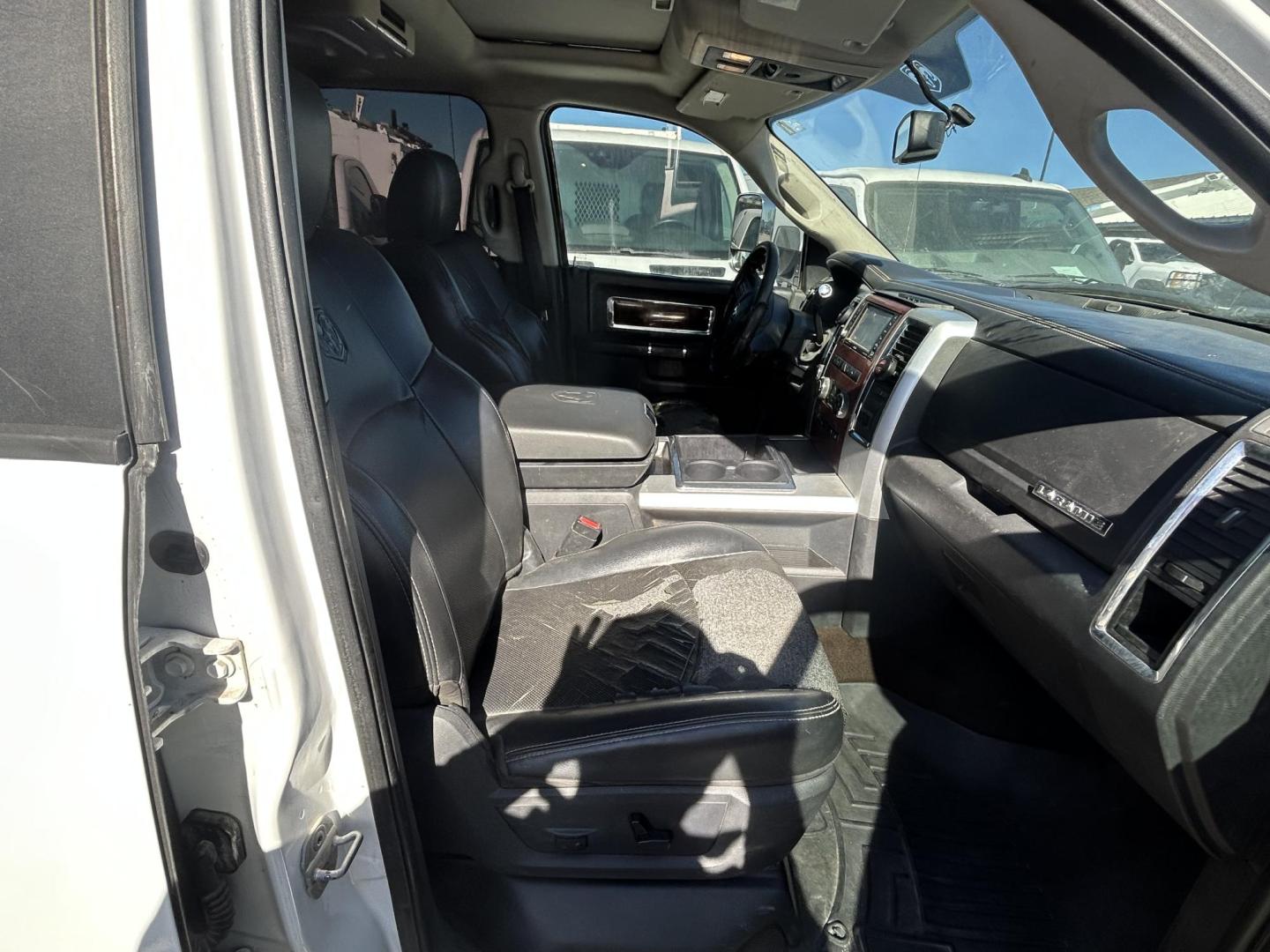2012 White Dodge Ram 3500 Laramie Crew Cab LWB 4WD DRW (3C63DRJL4CG) with an 6.7L L6 OHV 24V TURBO DIESEL engine, 6-Speed Automatic transmission, located at 1687 Business 35 S, New Braunfels, TX, 78130, (830) 625-7159, 29.655487, -98.051491 - Photo#2