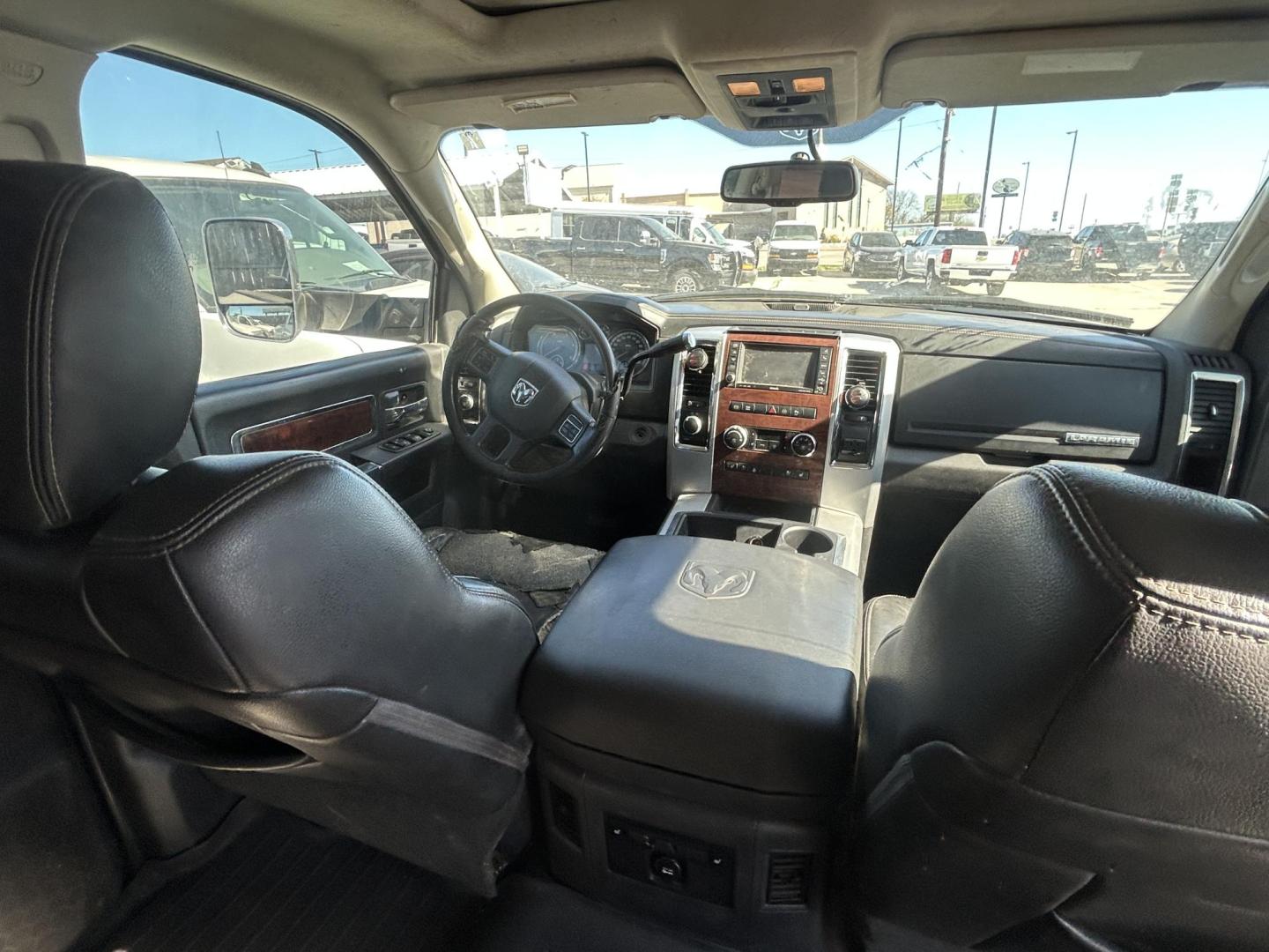2012 White Dodge Ram 3500 Laramie Crew Cab LWB 4WD DRW (3C63DRJL4CG) with an 6.7L L6 OHV 24V TURBO DIESEL engine, 6-Speed Automatic transmission, located at 1687 Business 35 S, New Braunfels, TX, 78130, (830) 625-7159, 29.655487, -98.051491 - Photo#5