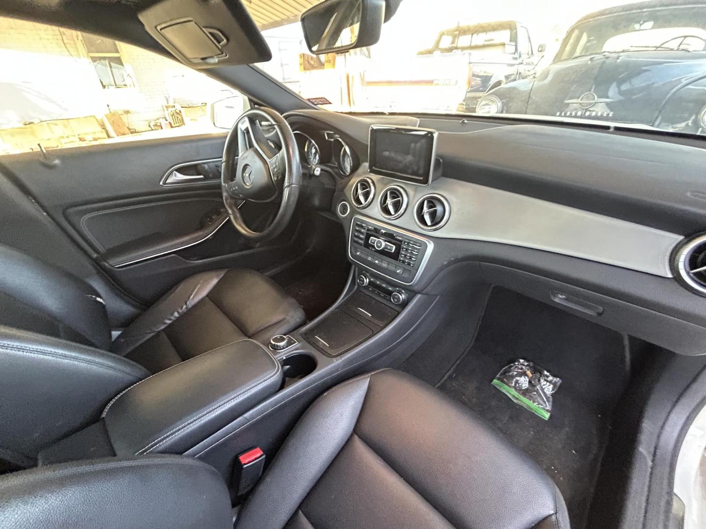 2014 White Mercedes-Benz CLA-Class CLA250 (WDDSJ4EB5EN) with an 2.0L L4 DOHC 16V engine, 7-Speed Automatic transmission, located at 1687 Business 35 S, New Braunfels, TX, 78130, (830) 625-7159, 29.655487, -98.051491 - Photo#3