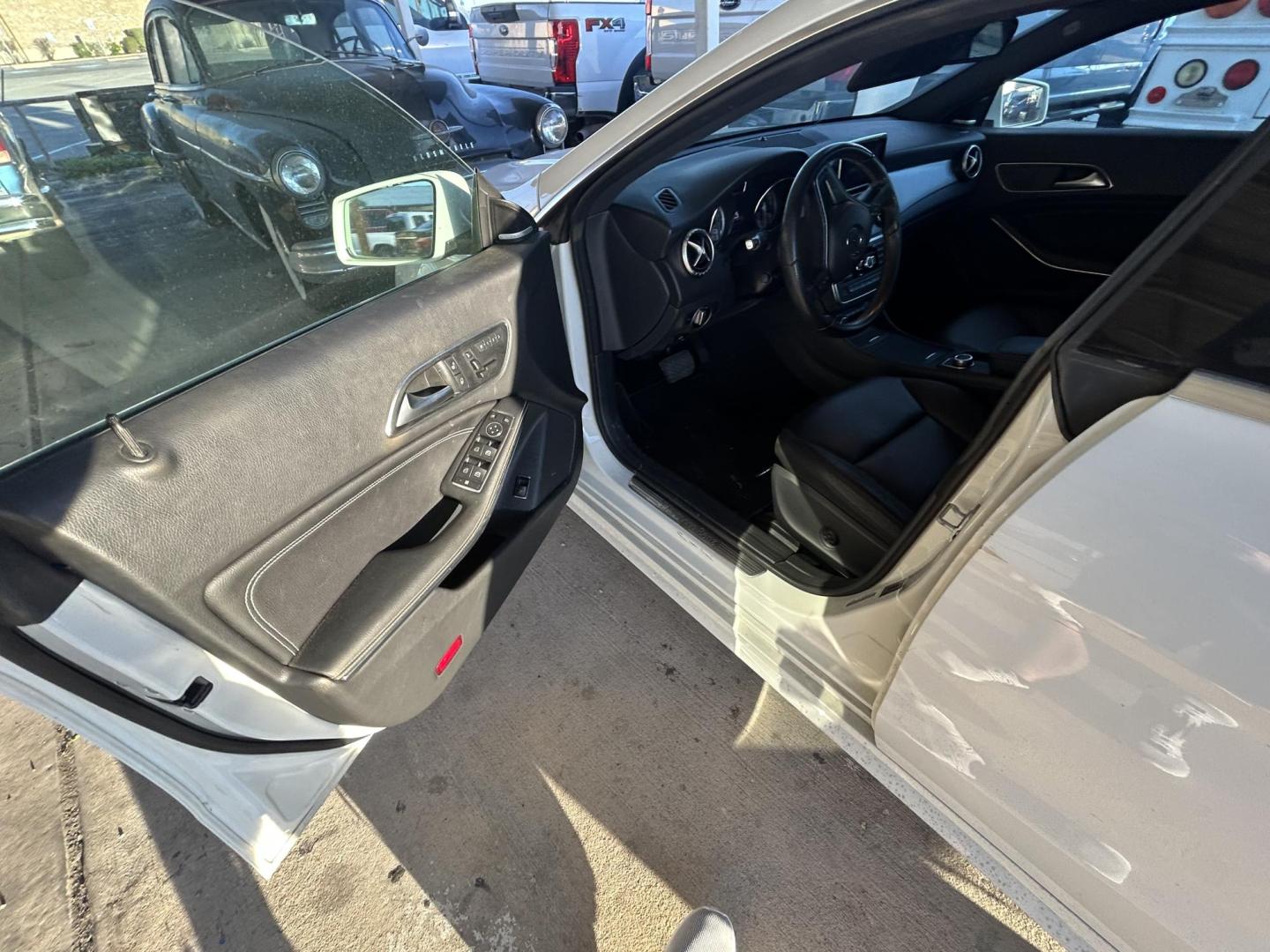 2014 White Mercedes-Benz CLA-Class CLA250 (WDDSJ4EB5EN) with an 2.0L L4 DOHC 16V engine, 7-Speed Automatic transmission, located at 1687 Business 35 S, New Braunfels, TX, 78130, (830) 625-7159, 29.655487, -98.051491 - Photo#9