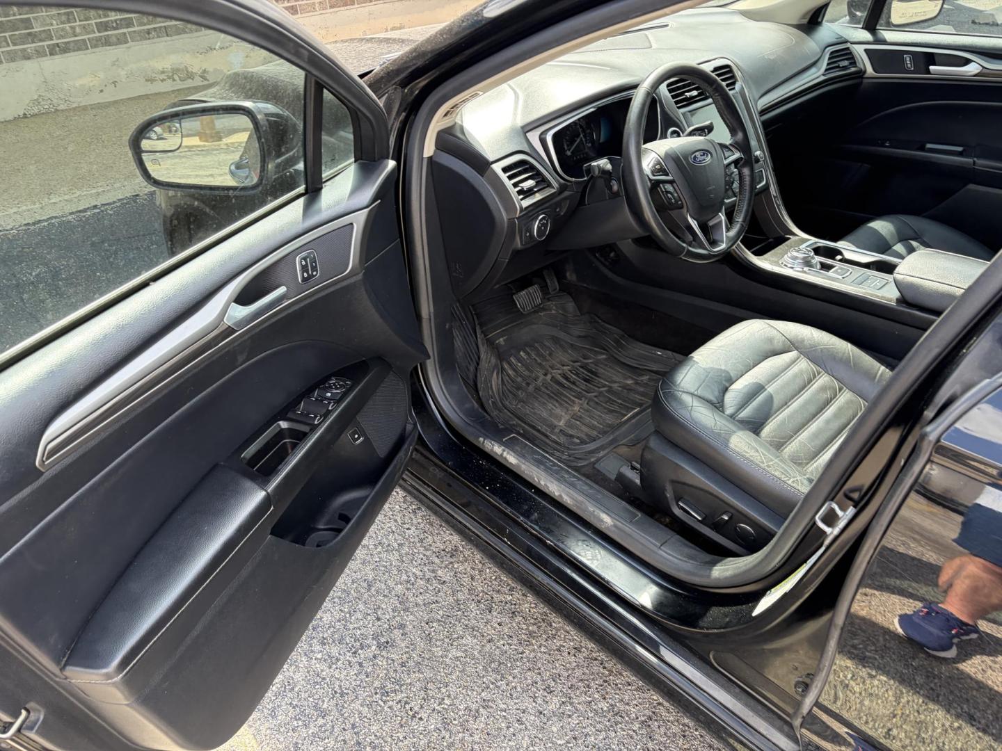 2018 Black Ford Fusion Energi SE (3FA6P0PU9JR) with an 2.0L L4 DOHC 16V HYBRID engine, CVT transmission, located at 1687 Business 35 S, New Braunfels, TX, 78130, (830) 625-7159, 29.655487, -98.051491 - Photo#9