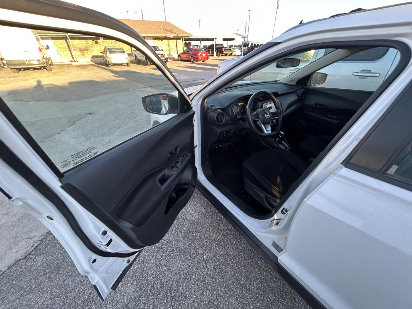2022 White Nissan Kicks S (3N1CP5BV5NL) with an 1.6L L4 engine, CVT transmission, located at 1687 Business 35 S, New Braunfels, TX, 78130, (830) 625-7159, 29.655487, -98.051491 - Photo#9