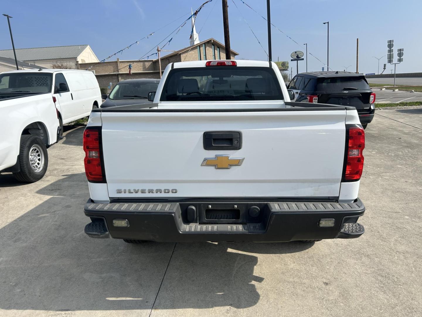 2017 White Chevrolet Silverado 1500 Work Truck 2WD (1GCNCNEHXHZ) with an 4.3L V6 engine, 6A transmission, located at 1687 Business 35 S, New Braunfels, TX, 78130, (830) 625-7159, 29.655487, -98.051491 - Photo#5