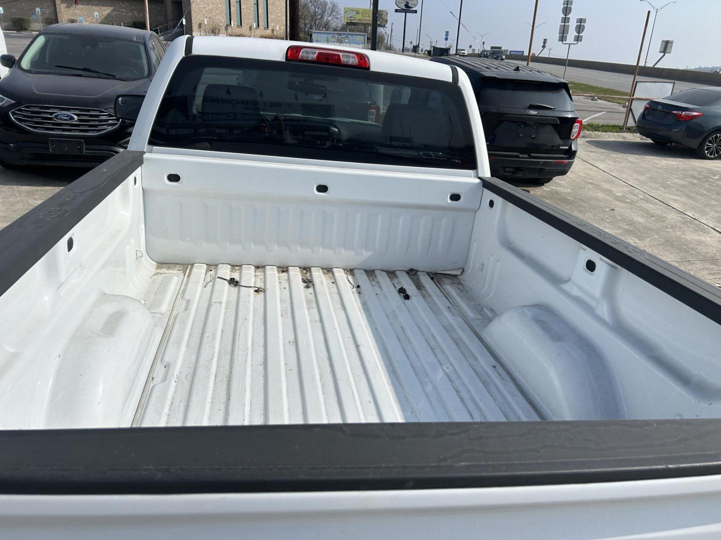 2017 White Chevrolet Silverado 1500 Work Truck 2WD (1GCNCNEHXHZ) with an 4.3L V6 engine, 6A transmission, located at 1687 Business 35 S, New Braunfels, TX, 78130, (830) 625-7159, 29.655487, -98.051491 - Photo#6