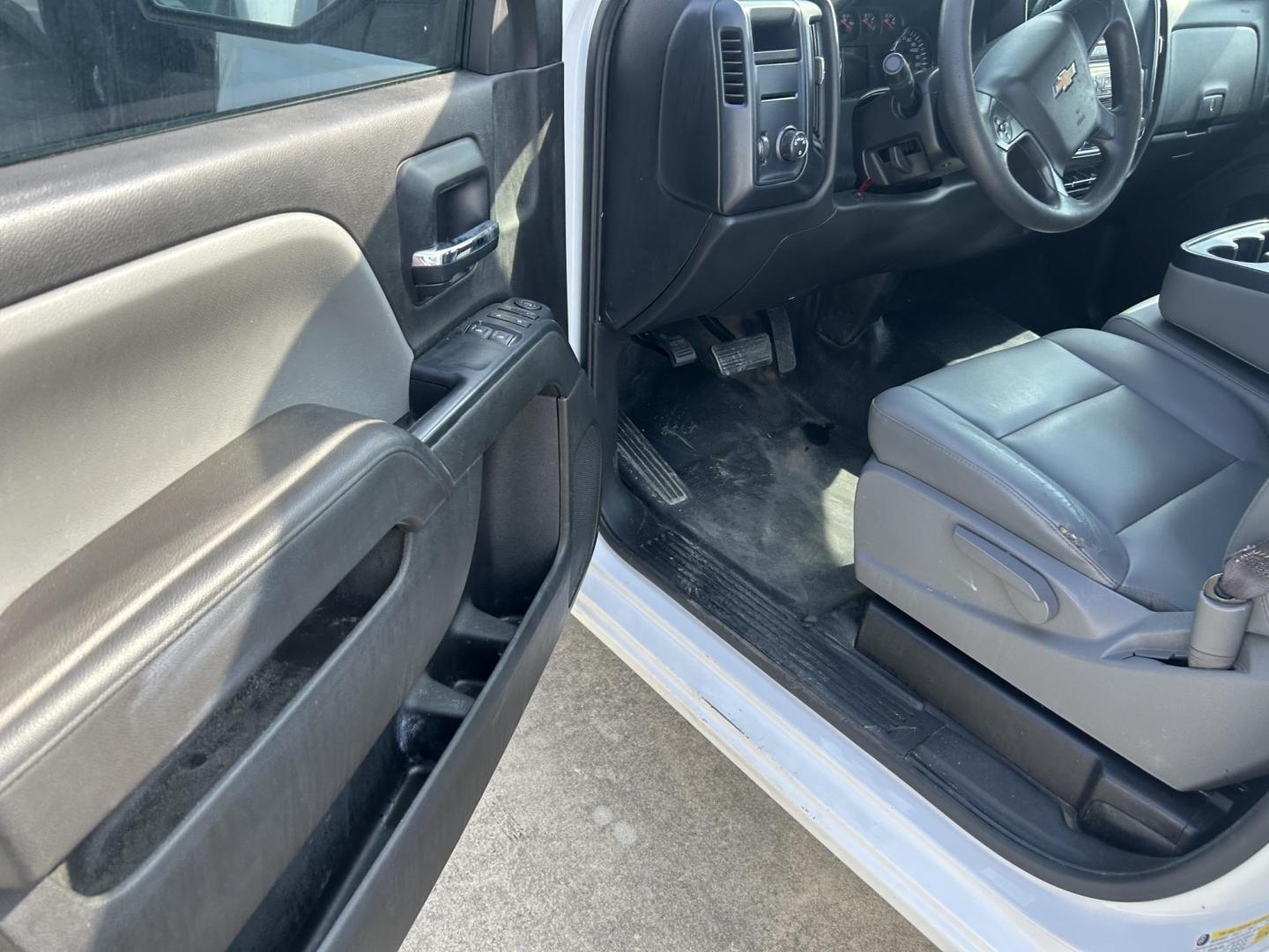 2017 White Chevrolet Silverado 1500 Work Truck 2WD (1GCNCNEHXHZ) with an 4.3L V6 engine, 6A transmission, located at 1687 Business 35 S, New Braunfels, TX, 78130, (830) 625-7159, 29.655487, -98.051491 - Photo#8