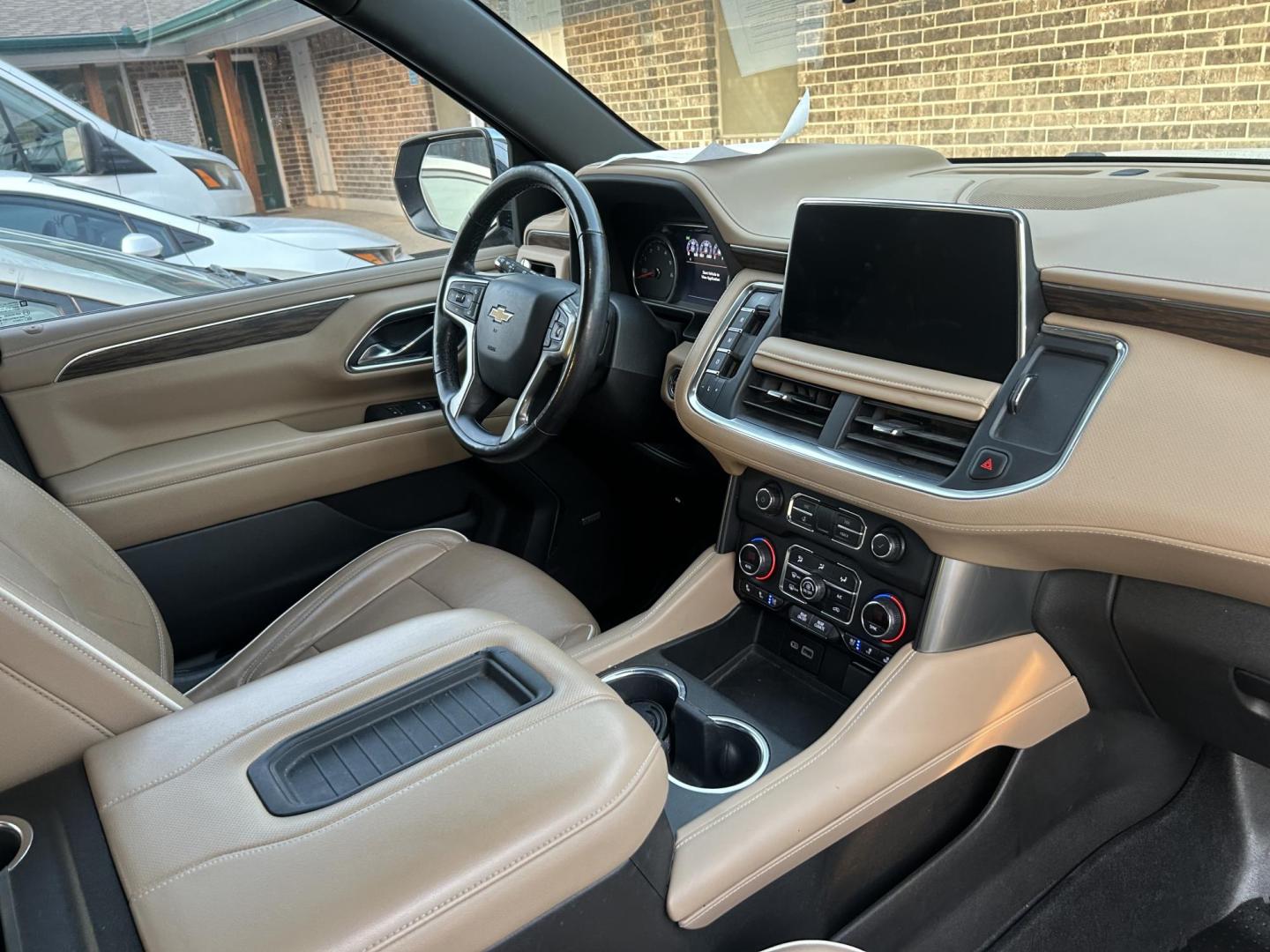 2021 White Chevrolet Tahoe Premier (1GNSCSKD6MR) with an 5.3L V8 OHV 16V engine, 10A transmission, located at 1687 Business 35 S, New Braunfels, TX, 78130, (830) 625-7159, 29.655487, -98.051491 - Photo#3
