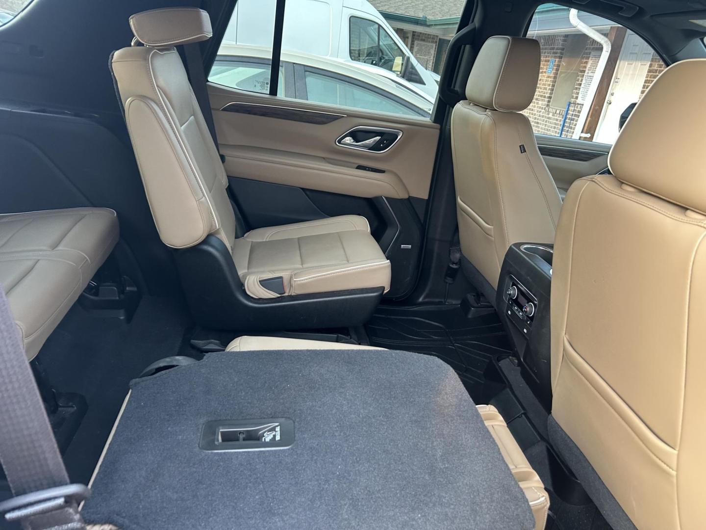 2021 White Chevrolet Tahoe Premier (1GNSCSKD6MR) with an 5.3L V8 OHV 16V engine, 10A transmission, located at 1687 Business 35 S, New Braunfels, TX, 78130, (830) 625-7159, 29.655487, -98.051491 - Photo#4