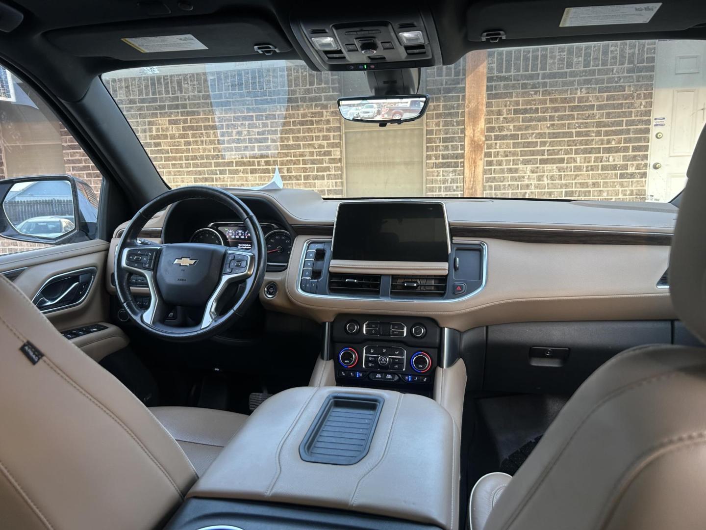 2021 White Chevrolet Tahoe Premier (1GNSCSKD6MR) with an 5.3L V8 OHV 16V engine, 10A transmission, located at 1687 Business 35 S, New Braunfels, TX, 78130, (830) 625-7159, 29.655487, -98.051491 - Photo#5