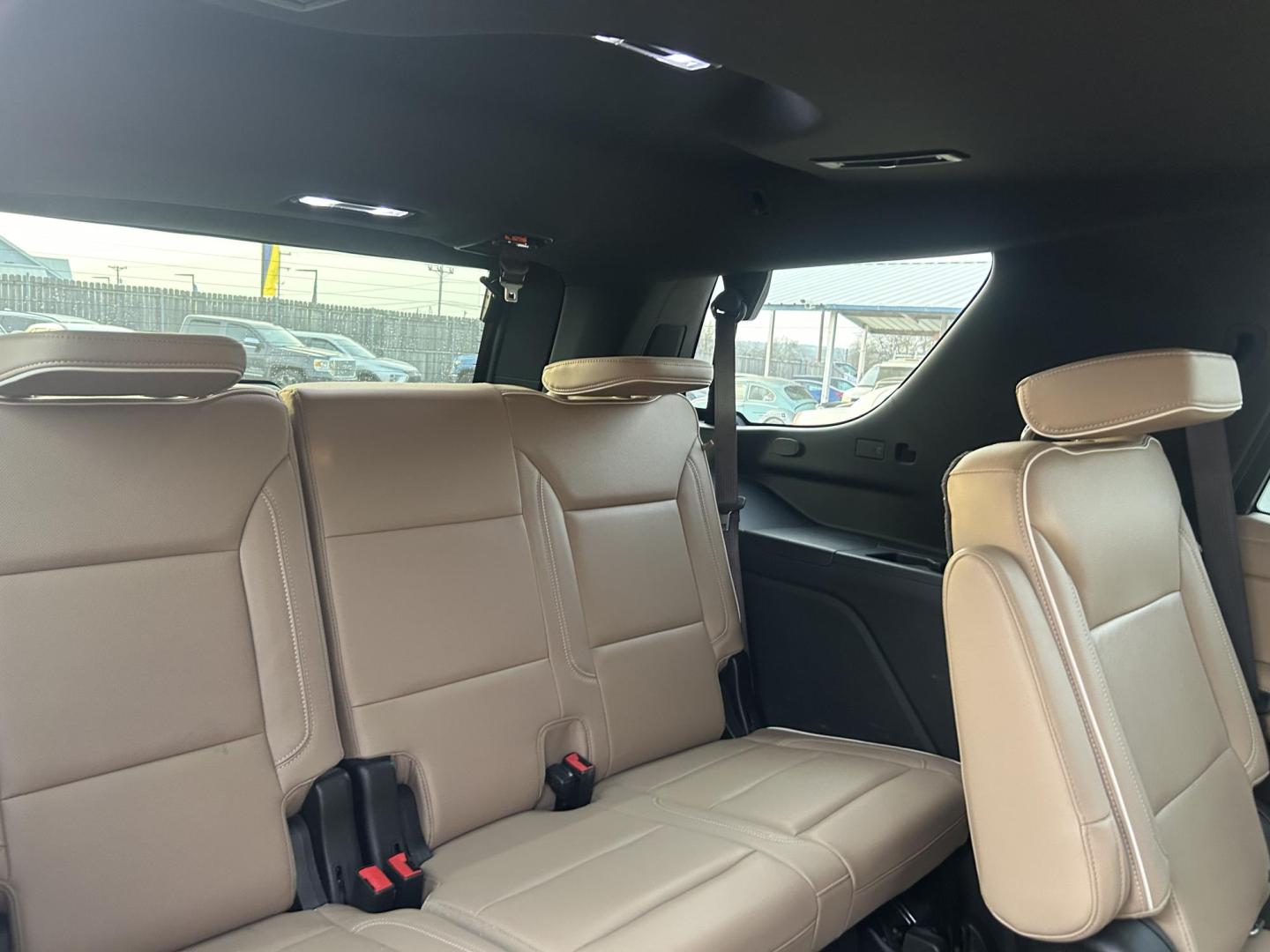 2021 White Chevrolet Tahoe Premier (1GNSCSKD6MR) with an 5.3L V8 OHV 16V engine, 10A transmission, located at 1687 Business 35 S, New Braunfels, TX, 78130, (830) 625-7159, 29.655487, -98.051491 - Photo#6