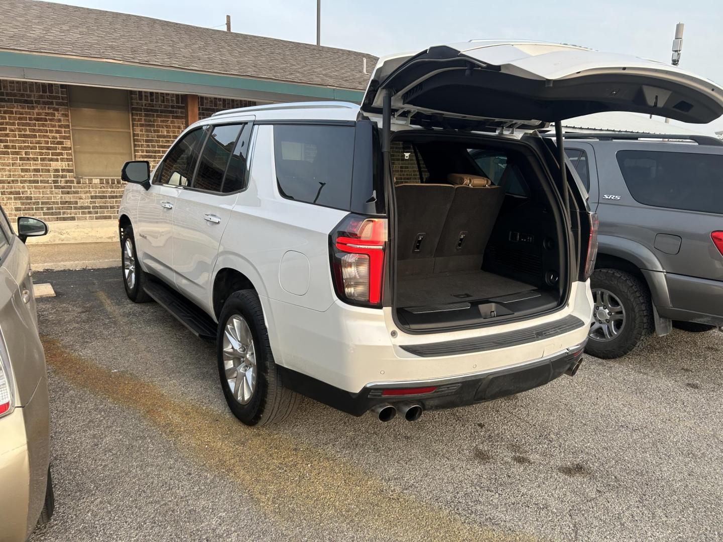 2021 White Chevrolet Tahoe Premier (1GNSCSKD6MR) with an 5.3L V8 OHV 16V engine, 10A transmission, located at 1687 Business 35 S, New Braunfels, TX, 78130, (830) 625-7159, 29.655487, -98.051491 - Photo#8