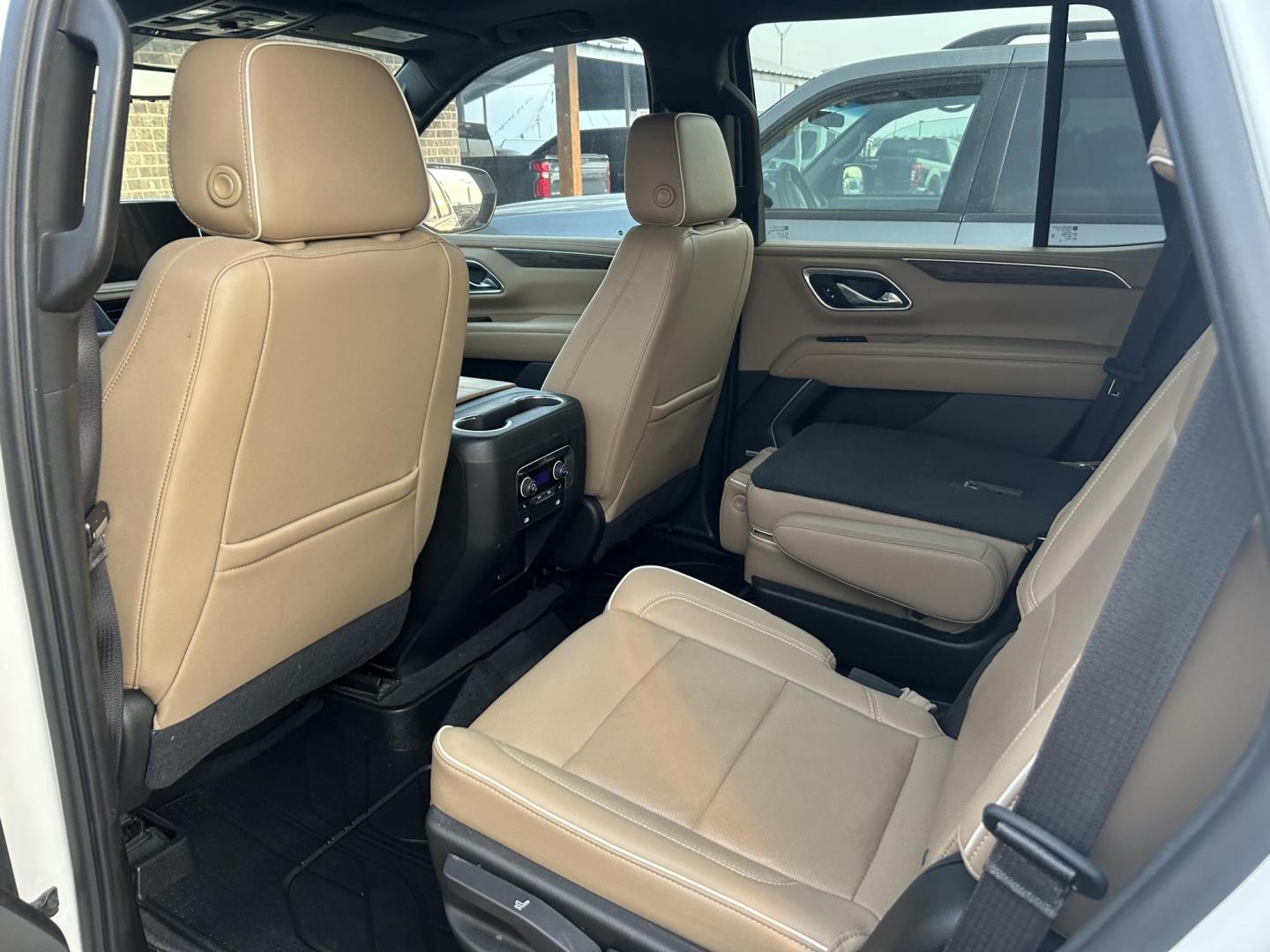 2021 White Chevrolet Tahoe Premier (1GNSCSKD6MR) with an 5.3L V8 OHV 16V engine, 10A transmission, located at 1687 Business 35 S, New Braunfels, TX, 78130, (830) 625-7159, 29.655487, -98.051491 - Photo#10