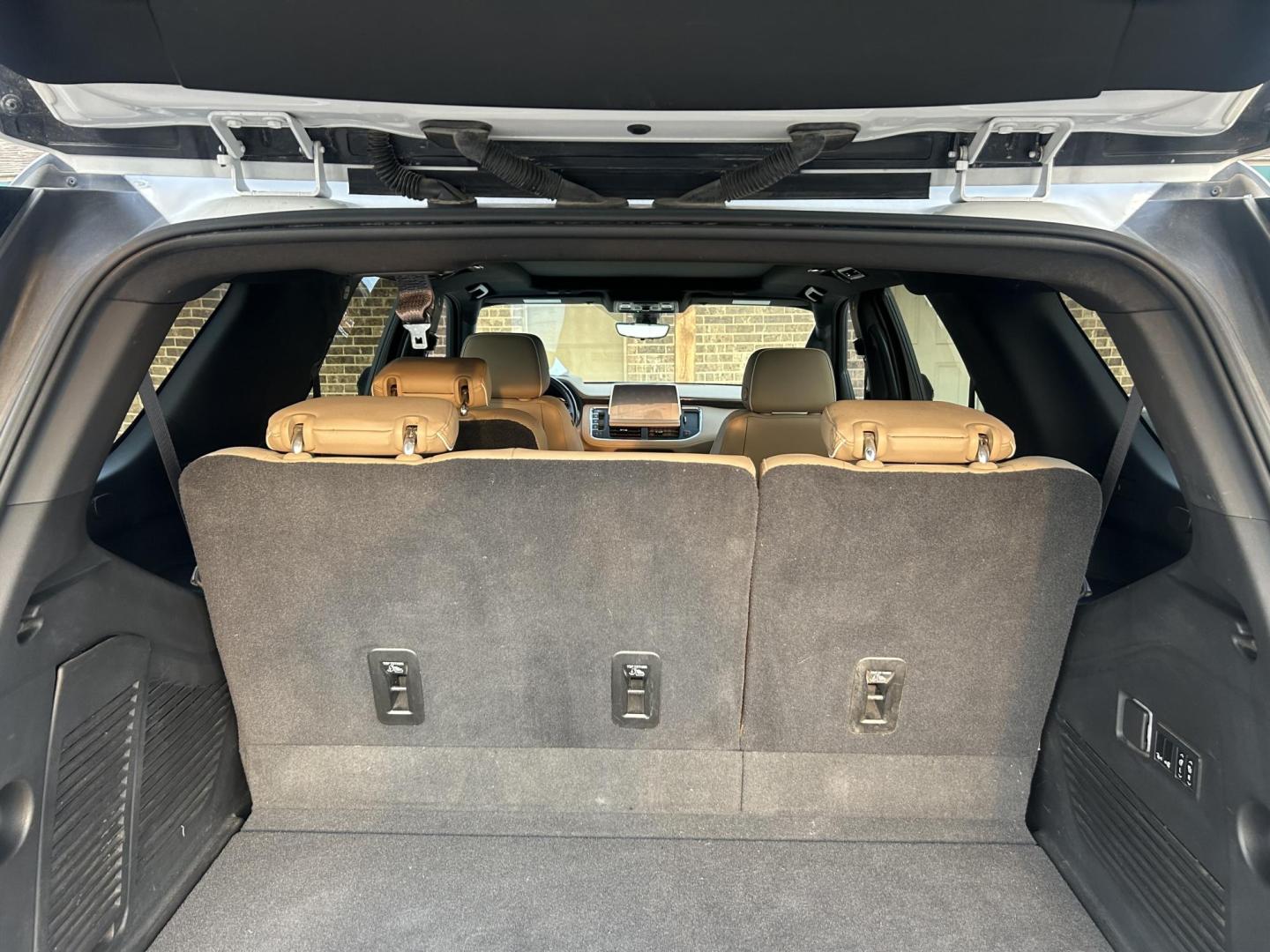 2021 White Chevrolet Tahoe Premier (1GNSCSKD6MR) with an 5.3L V8 OHV 16V engine, 10A transmission, located at 1687 Business 35 S, New Braunfels, TX, 78130, (830) 625-7159, 29.655487, -98.051491 - Photo#9